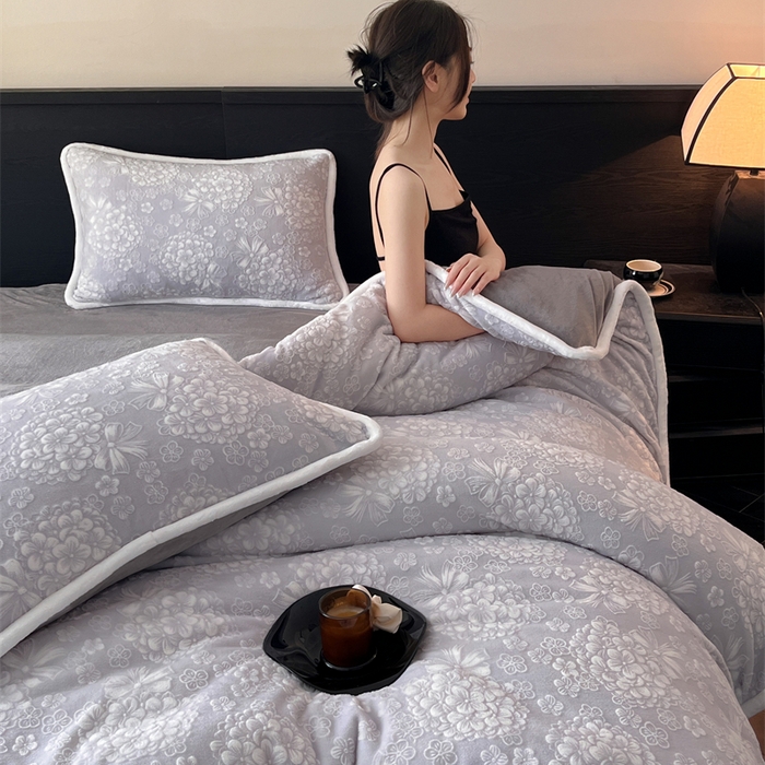 91家纺网 家纺一手货源 找家纺 诺梵 2025新款8斤立体雕花牛奶绒四件套_控价标准高于139，加大高于149 绣球花束-灰