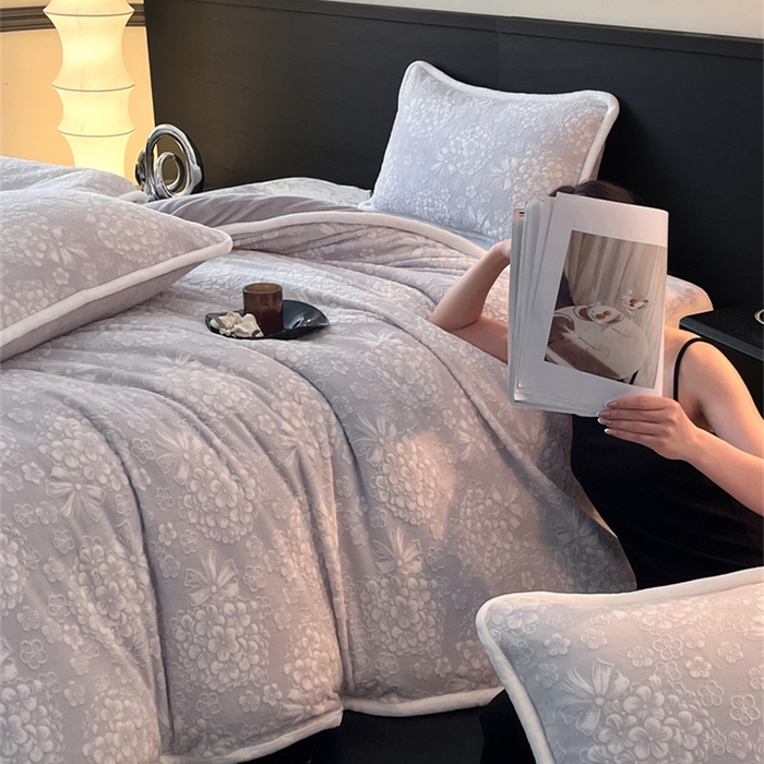 91家纺网 家纺一手货源 找家纺 诺梵 2025新款8斤立体雕花牛奶绒四件套_控价标准高于139，加大高于149 绣球花束-灰