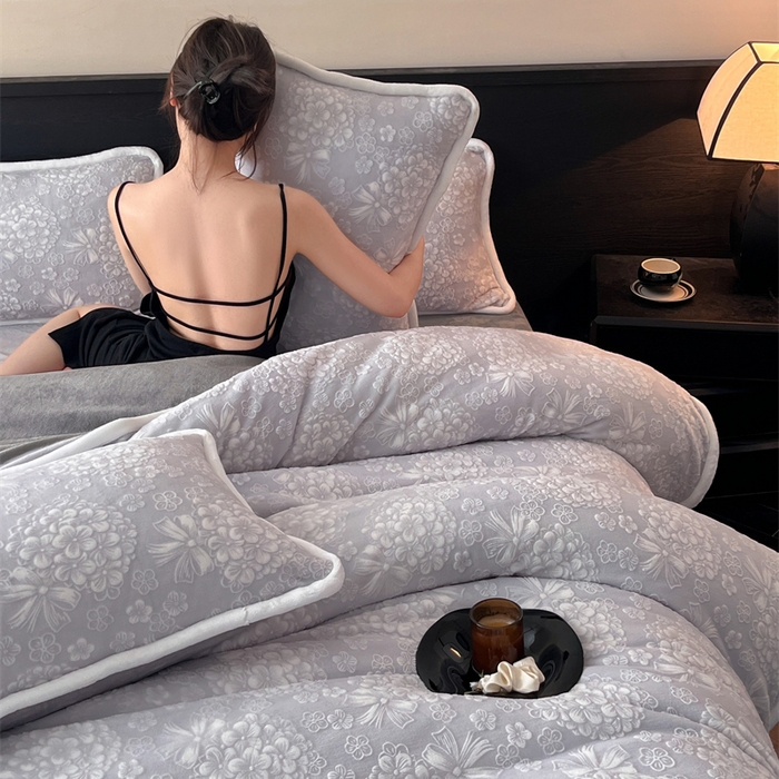 91家纺网 家纺一手货源 找家纺 诺梵 2025新款8斤立体雕花牛奶绒四件套_控价标准高于139，加大高于149 绣球花束-灰