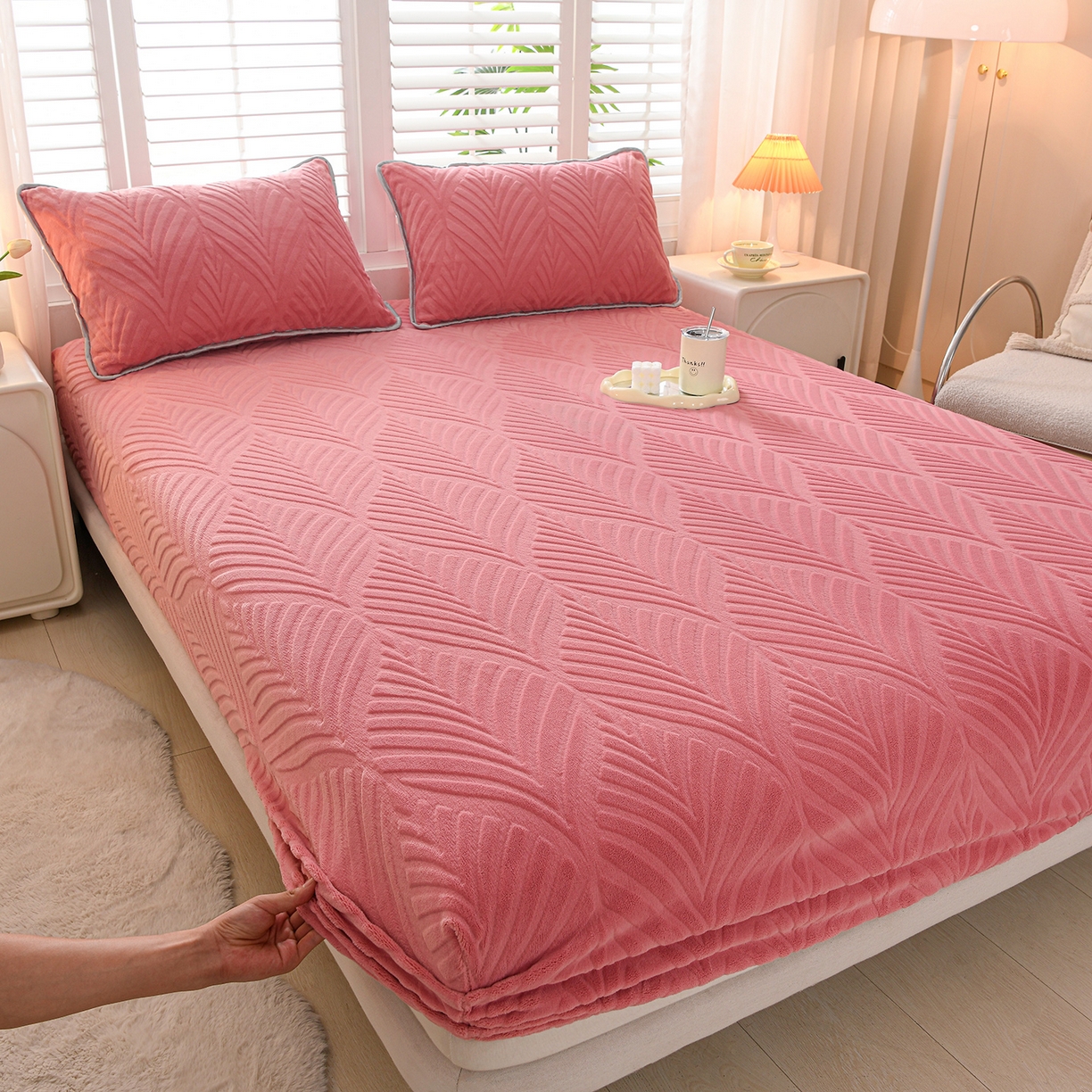 91家纺网 家纺一手货源 找家纺 （总）推推家纺 2025新款雕花加厚牛奶绒床笠