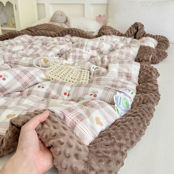 91家纺网 家纺一手货源 找家纺 宜梦家居 2025新款全棉纯棉豆豆被被子被芯 BT-樱桃情书