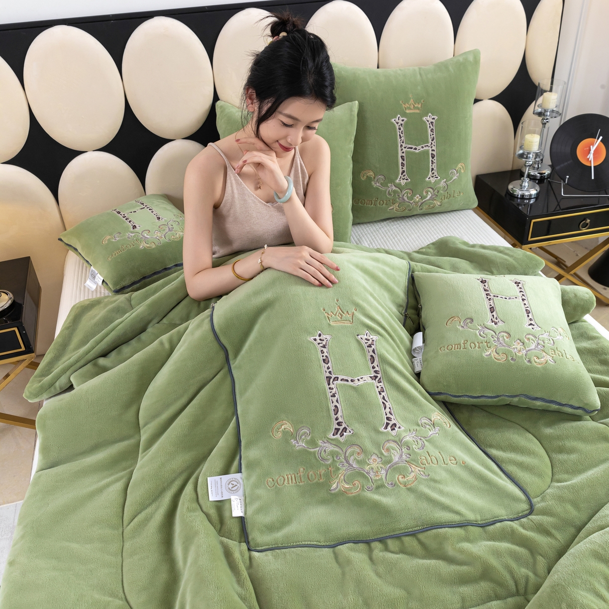 91家纺网 家纺一手货源 找家纺 （总）照世家纺 2025新款牛奶绒简约复古款抱枕被