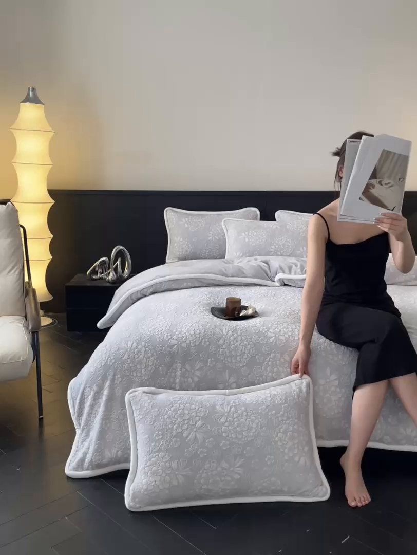 91家纺网 家纺一手货源 找家纺 诺梵 2025新款8斤立体雕花牛奶绒四件套_控价标准高于139，加大高于149 绣球花束-灰