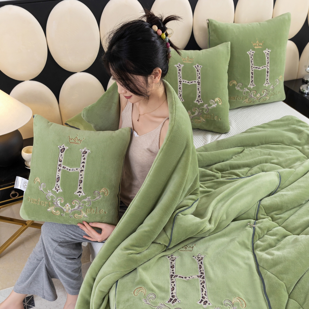 91家纺网 家纺一手货源 找家纺 （总）照世家纺 2025新款牛奶绒简约复古款抱枕被