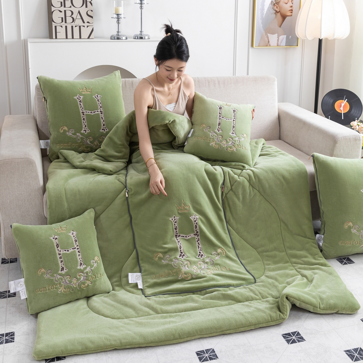 91家纺网 家纺一手货源 找家纺 （总）照世家纺 2025新款牛奶绒简约复古款抱枕被