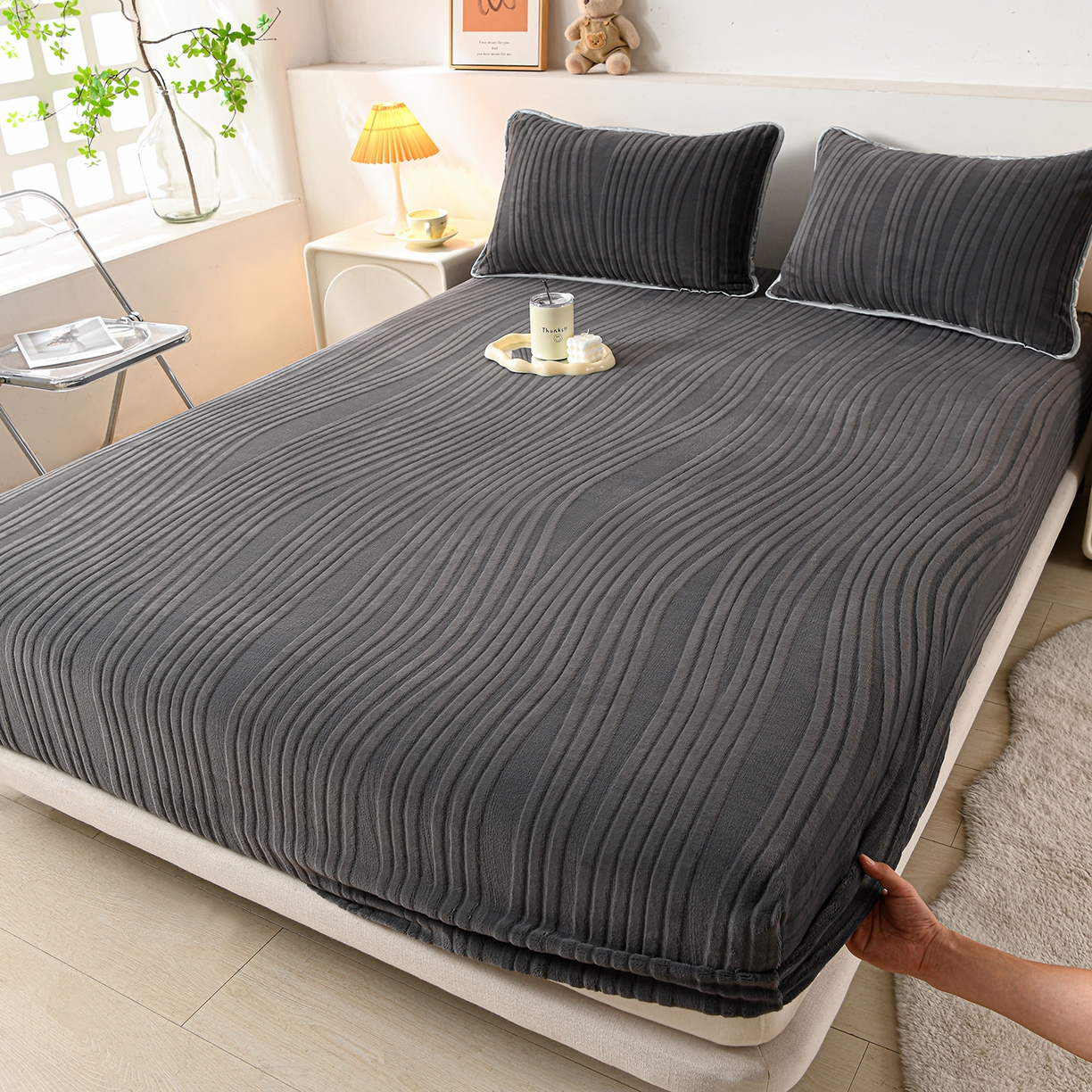 91家纺网 家纺一手货源 找家纺 （总）推推家纺 2025新款雕花加厚牛奶绒床笠