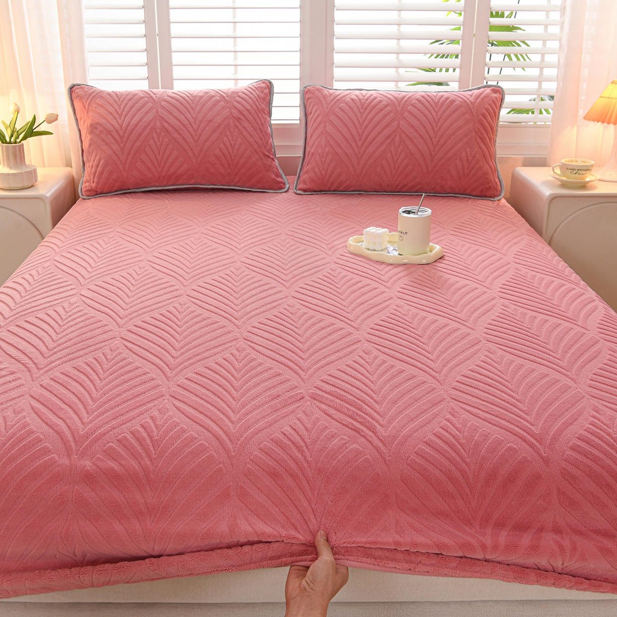 91家纺网 家纺一手货源 找家纺 推推家纺 2025新款雕花加厚牛奶绒床笠 枫叶偏偏-豆沙