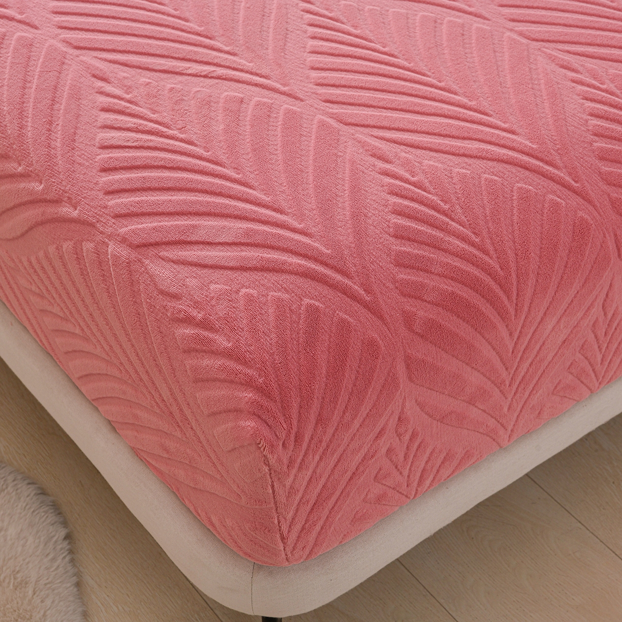 91家纺网 家纺一手货源 找家纺 推推家纺 2025新款雕花加厚牛奶绒床笠 枫叶偏偏-豆沙