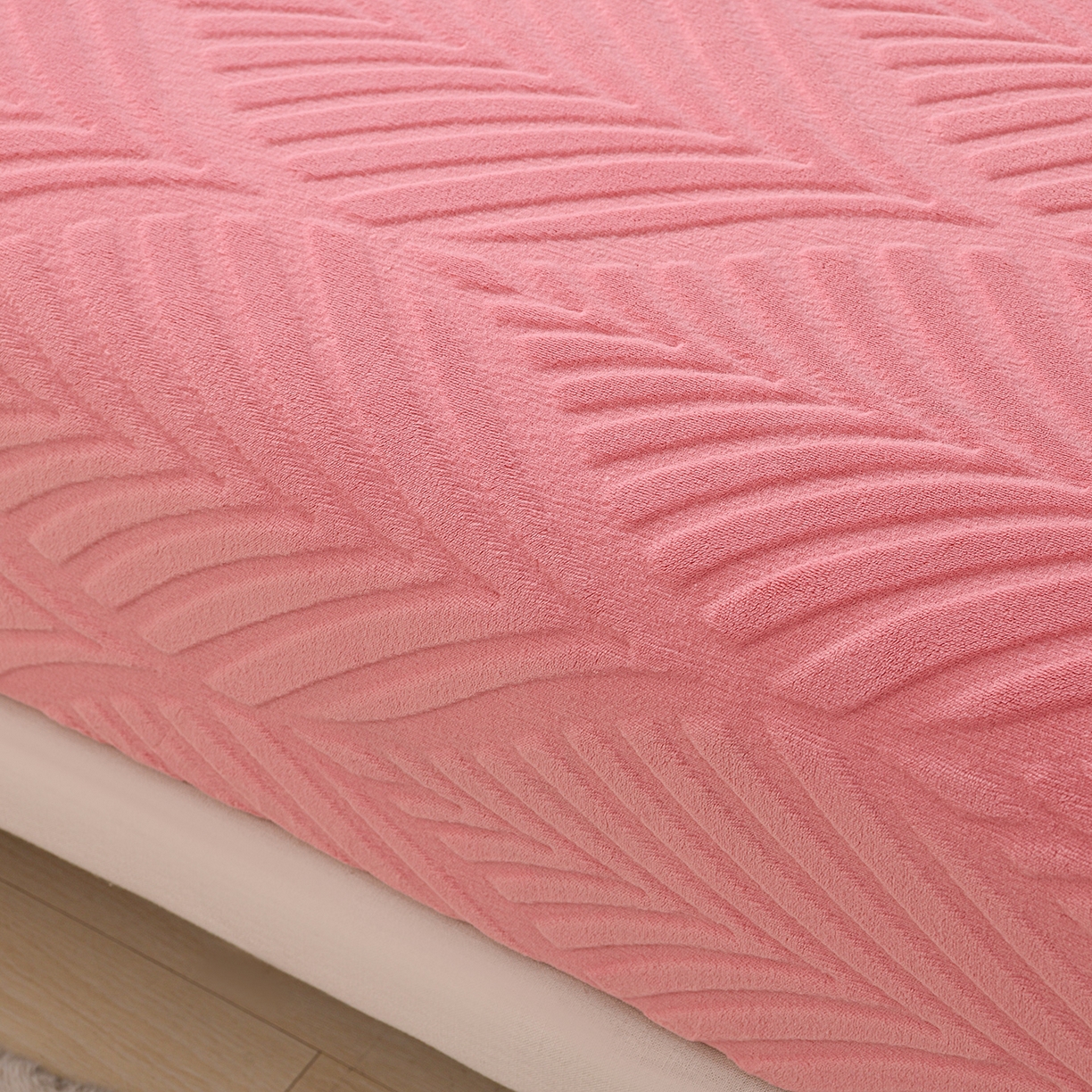 91家纺网 家纺一手货源 找家纺 推推家纺 2025新款雕花加厚牛奶绒床笠 枫叶偏偏-豆沙