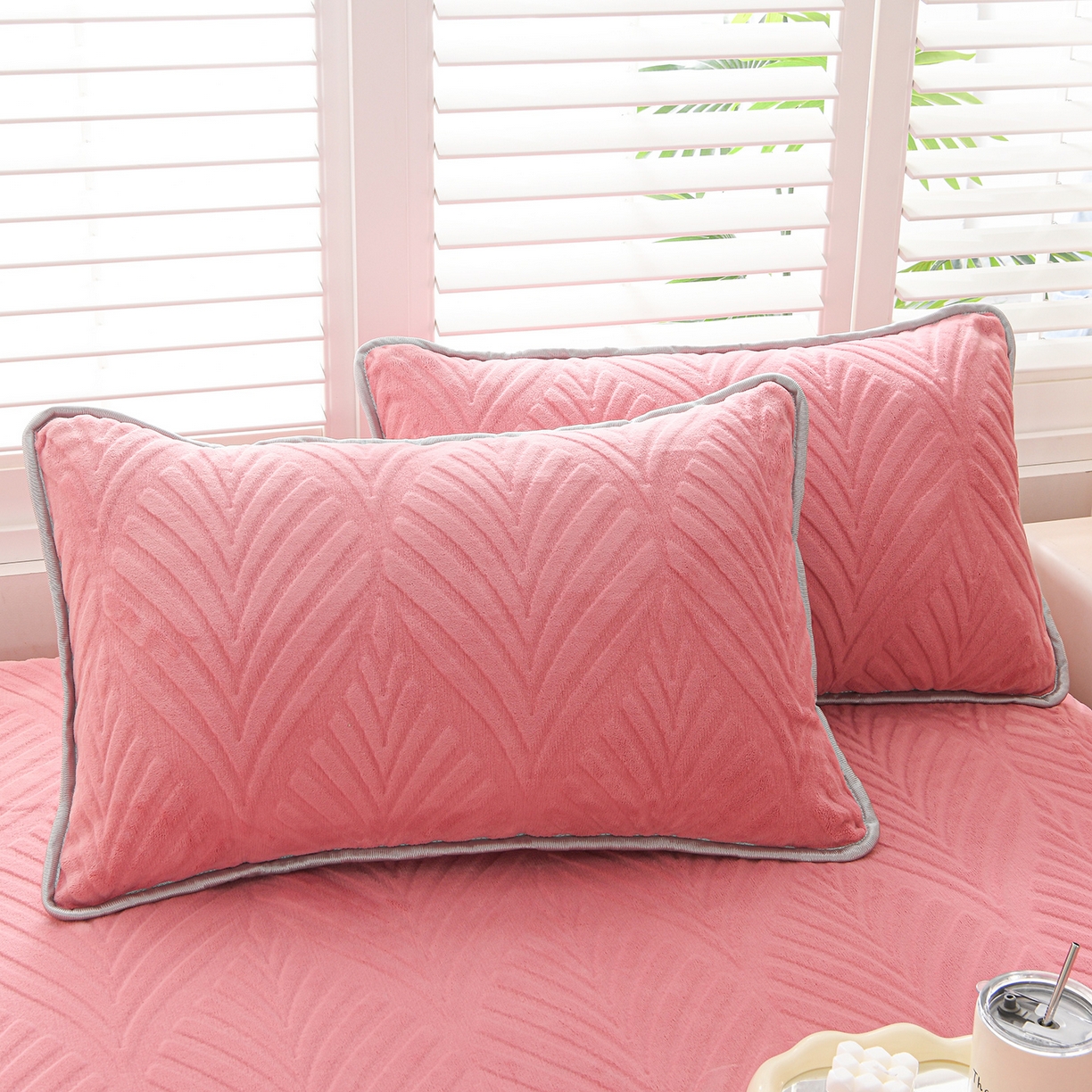 91家纺网 家纺一手货源 找家纺 推推家纺 2025新款雕花加厚牛奶绒床笠 枫叶偏偏-豆沙