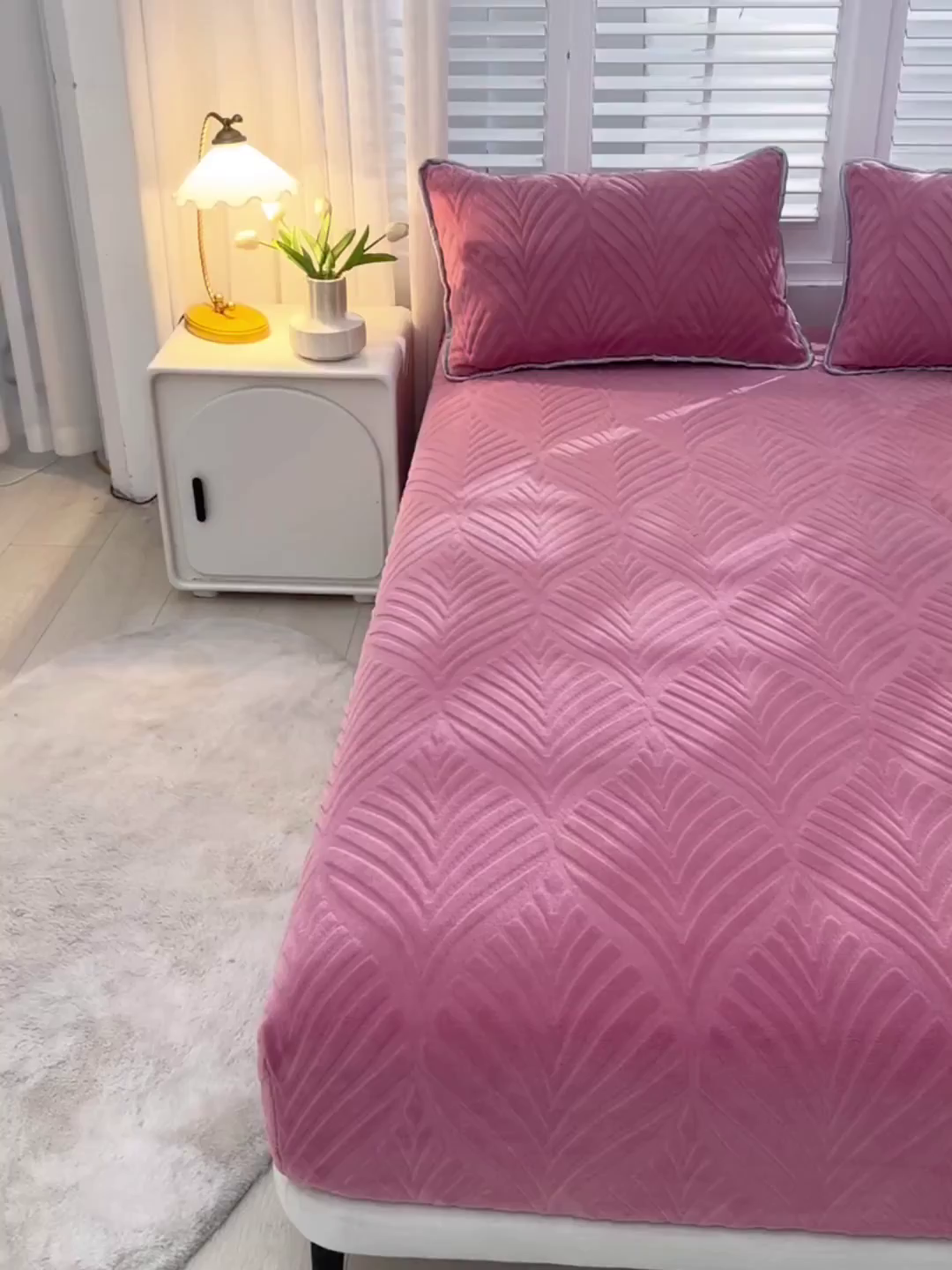 91家纺网 家纺一手货源 找家纺 推推家纺 2025新款雕花加厚牛奶绒床笠 枫叶偏偏-豆沙