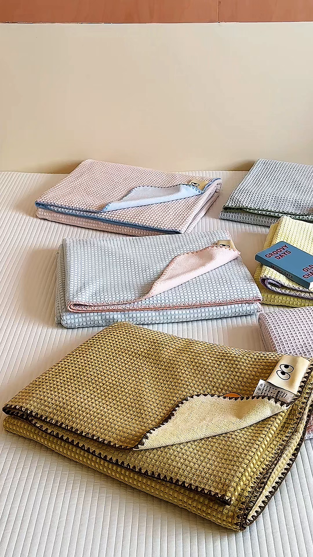 91家纺网 家纺一手货源 找家纺 （总）桃子家居 2025新款A类ins菠萝毯全消光烂花撞色华夫格三角针工艺加厚牛奶绒毛毯多功能毯