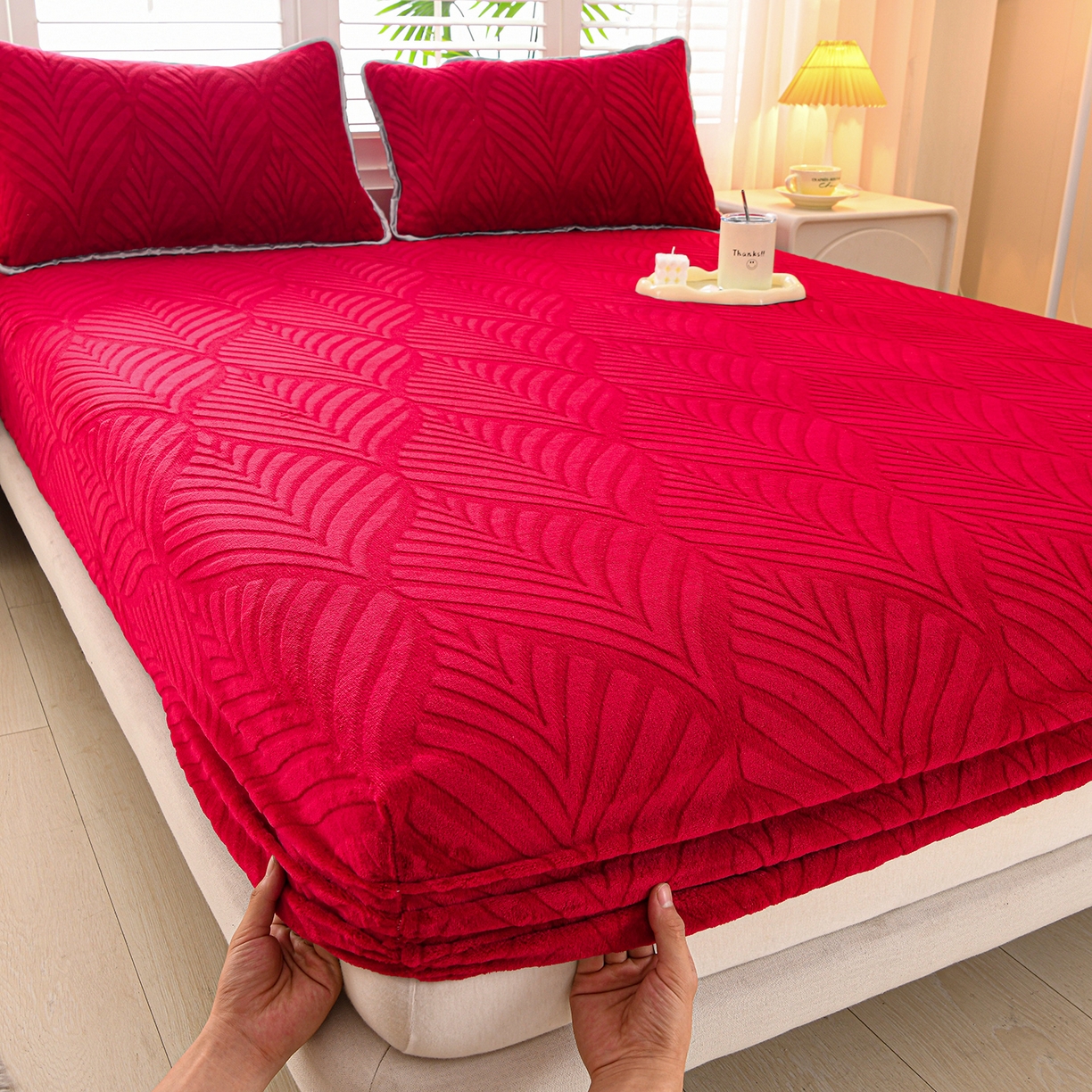 91家纺网 家纺一手货源 找家纺 推推家纺 2025新款雕花加厚牛奶绒床笠 枫叶偏偏-酒红