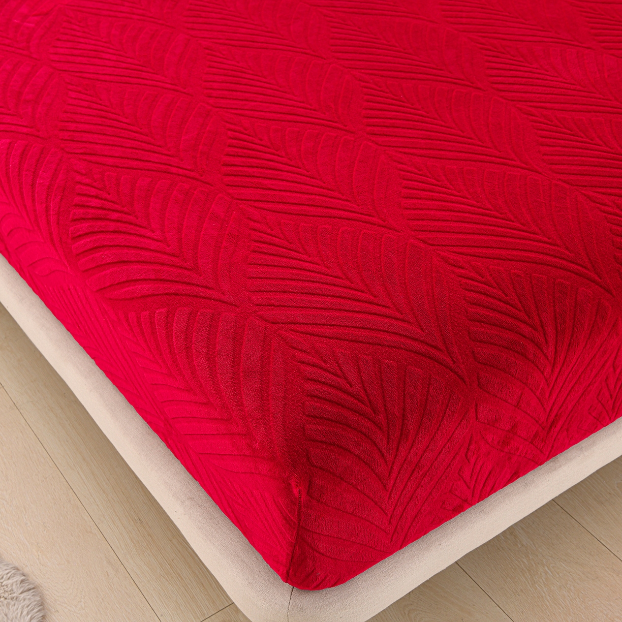 91家纺网 家纺一手货源 找家纺 推推家纺 2025新款雕花加厚牛奶绒床笠 枫叶偏偏-酒红