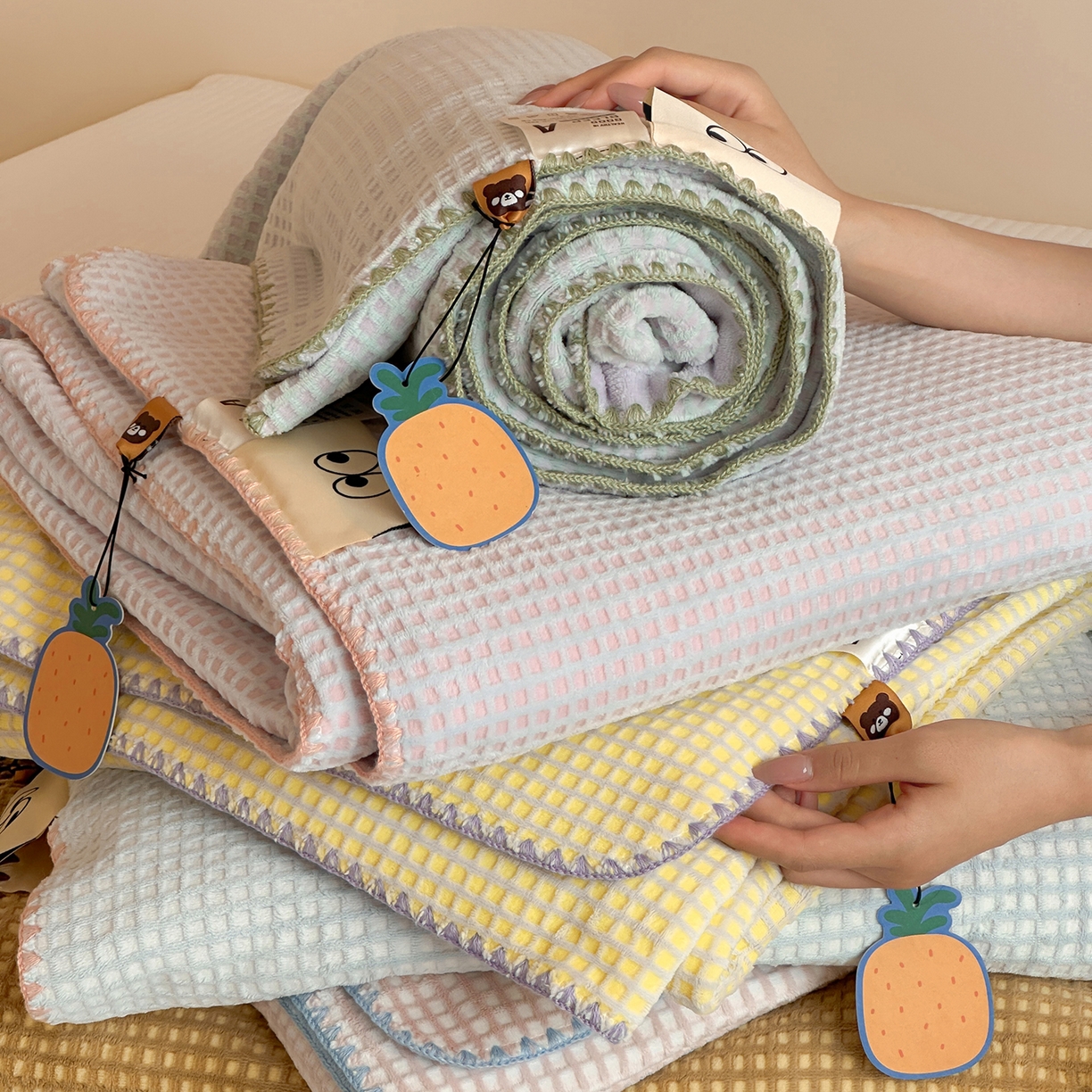 91家纺网 家纺一手货源 找家纺 （总）桃子家居 2025新款A类ins菠萝毯全消光烂花撞色华夫格三角针工艺加厚牛奶绒毛毯多功能毯