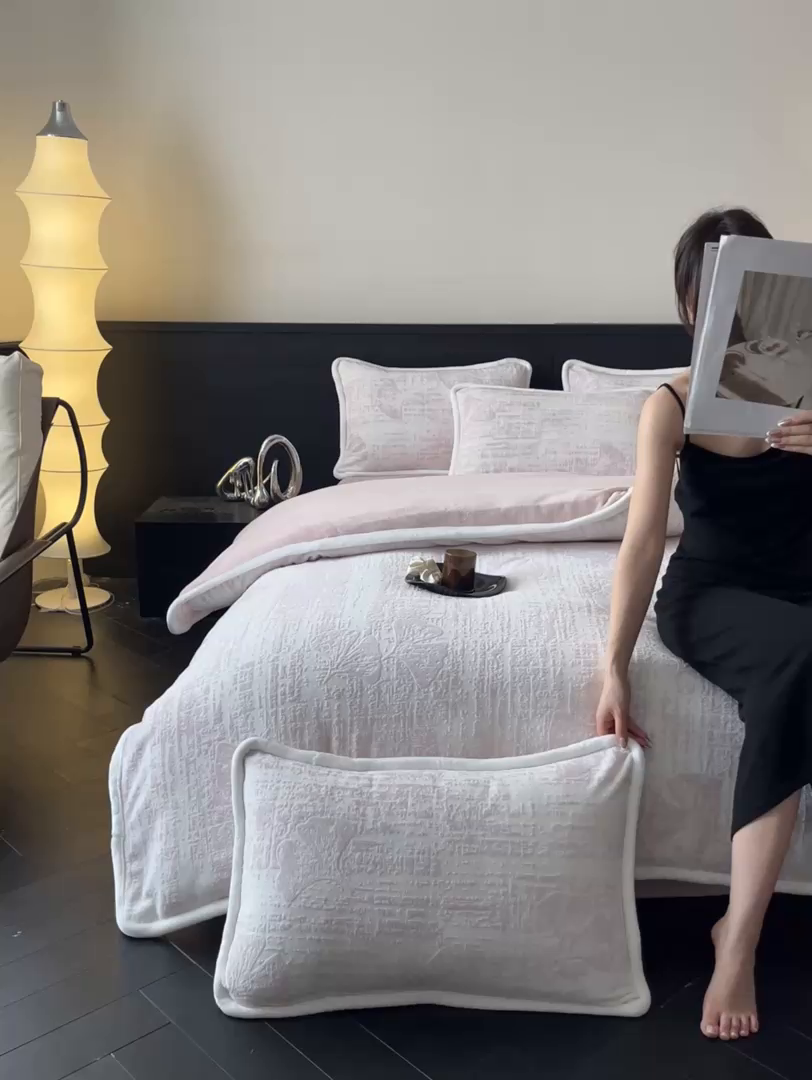 91家纺网 家纺一手货源 找家纺 诺梵 2025新款8斤立体雕花牛奶绒四件套_控价标准高于139，加大高于149 银杏叶