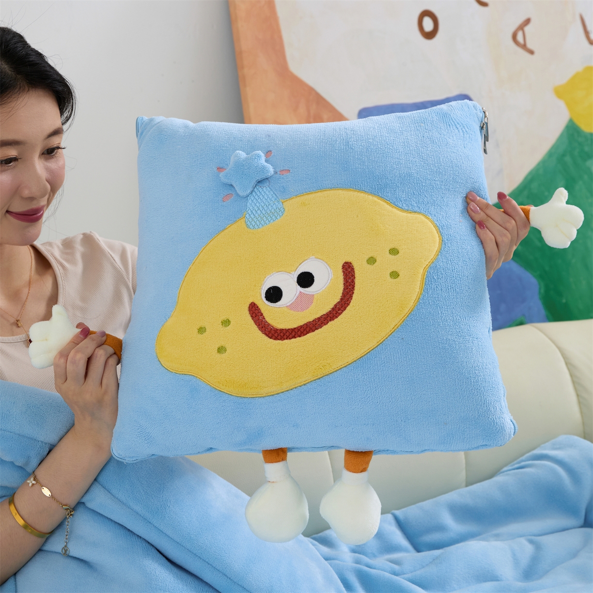 91家纺网 家纺一手货源 找家纺 （总）照世家纺 2025新款牛奶绒抗菌棉mango款抱枕被