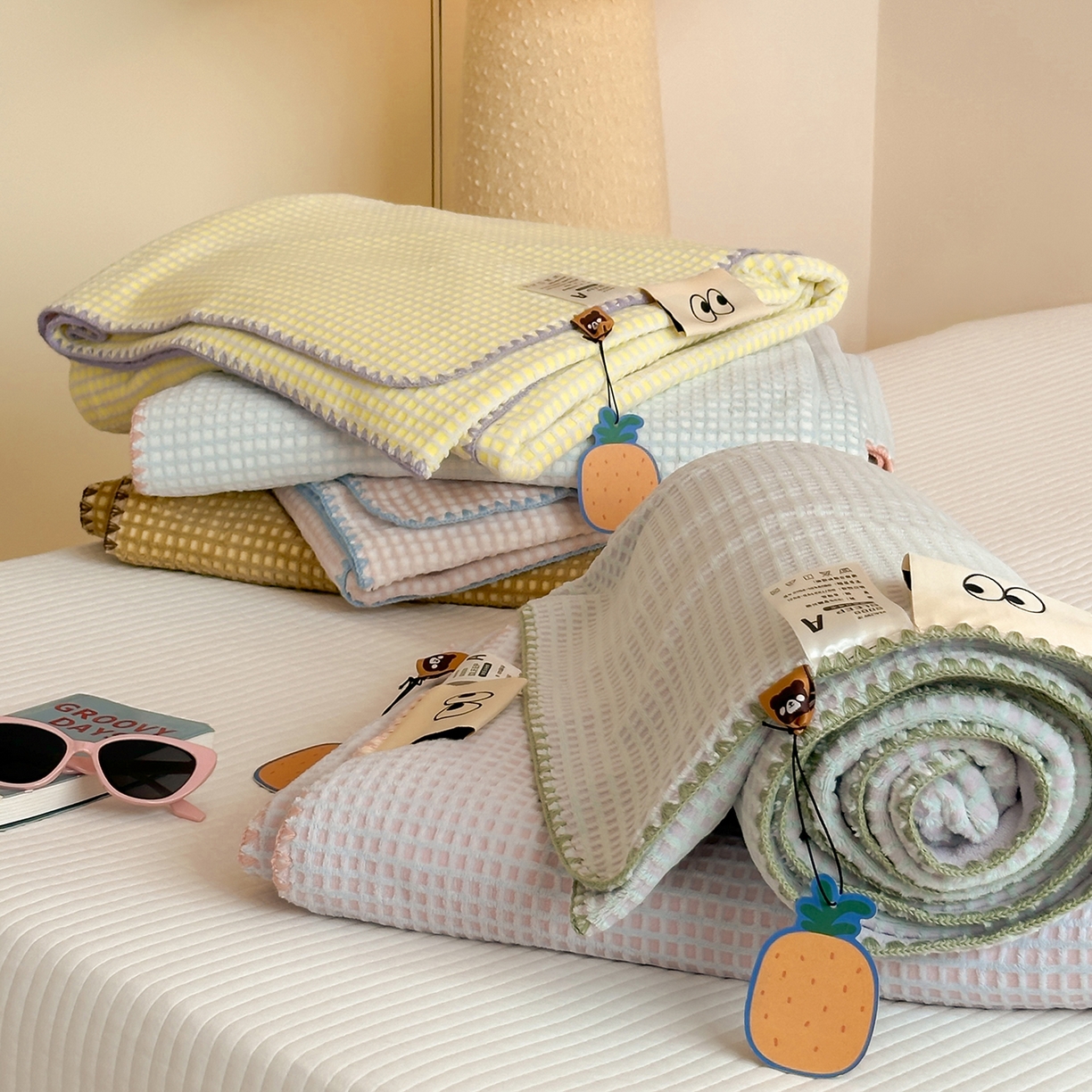 91家纺网 家纺一手货源 找家纺 （总）桃子家居 2025新款A类ins菠萝毯全消光烂花撞色华夫格三角针工艺加厚牛奶绒毛毯多功能毯