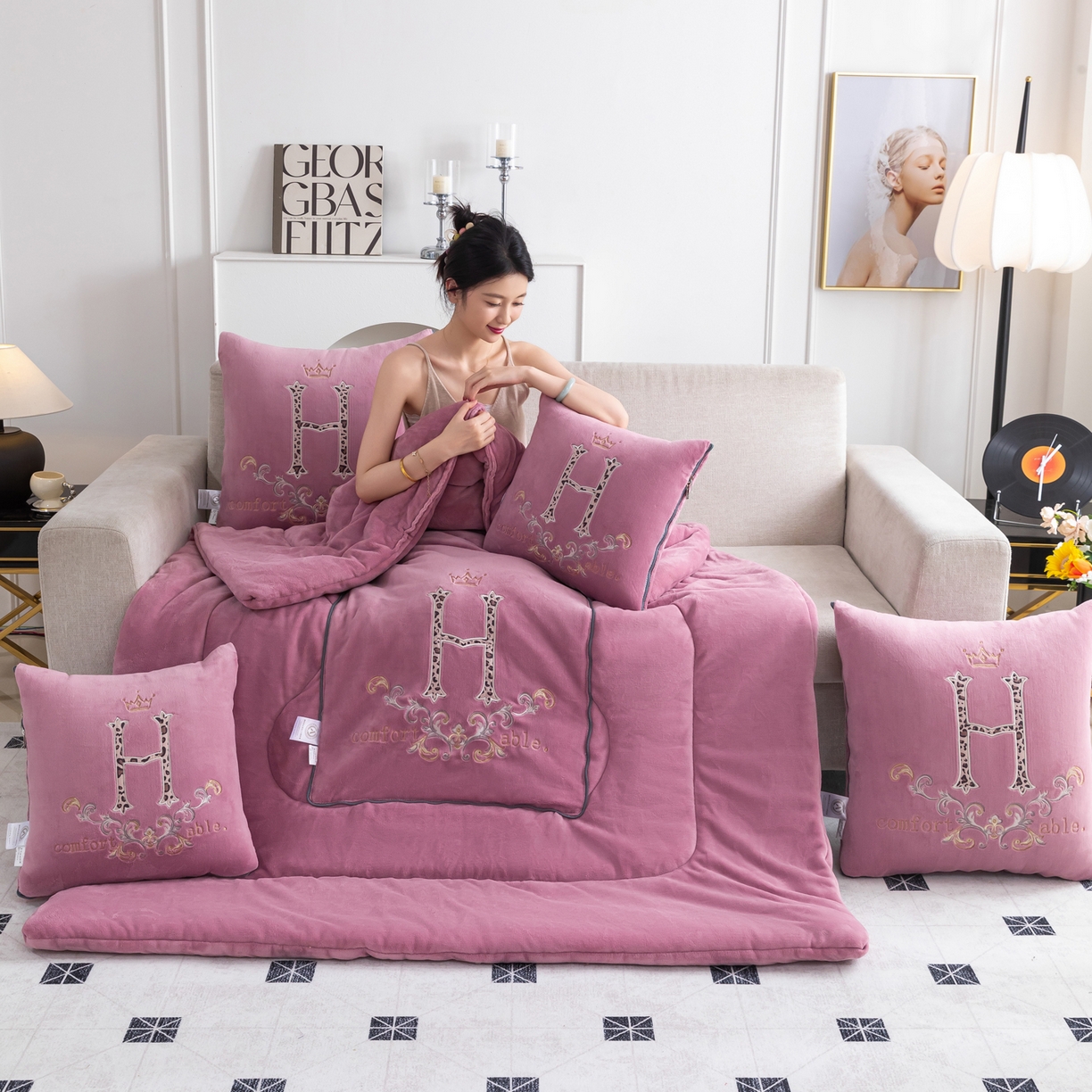 91家纺网 家纺一手货源 找家纺 （总）照世家纺 2025新款牛奶绒简约复古款抱枕被