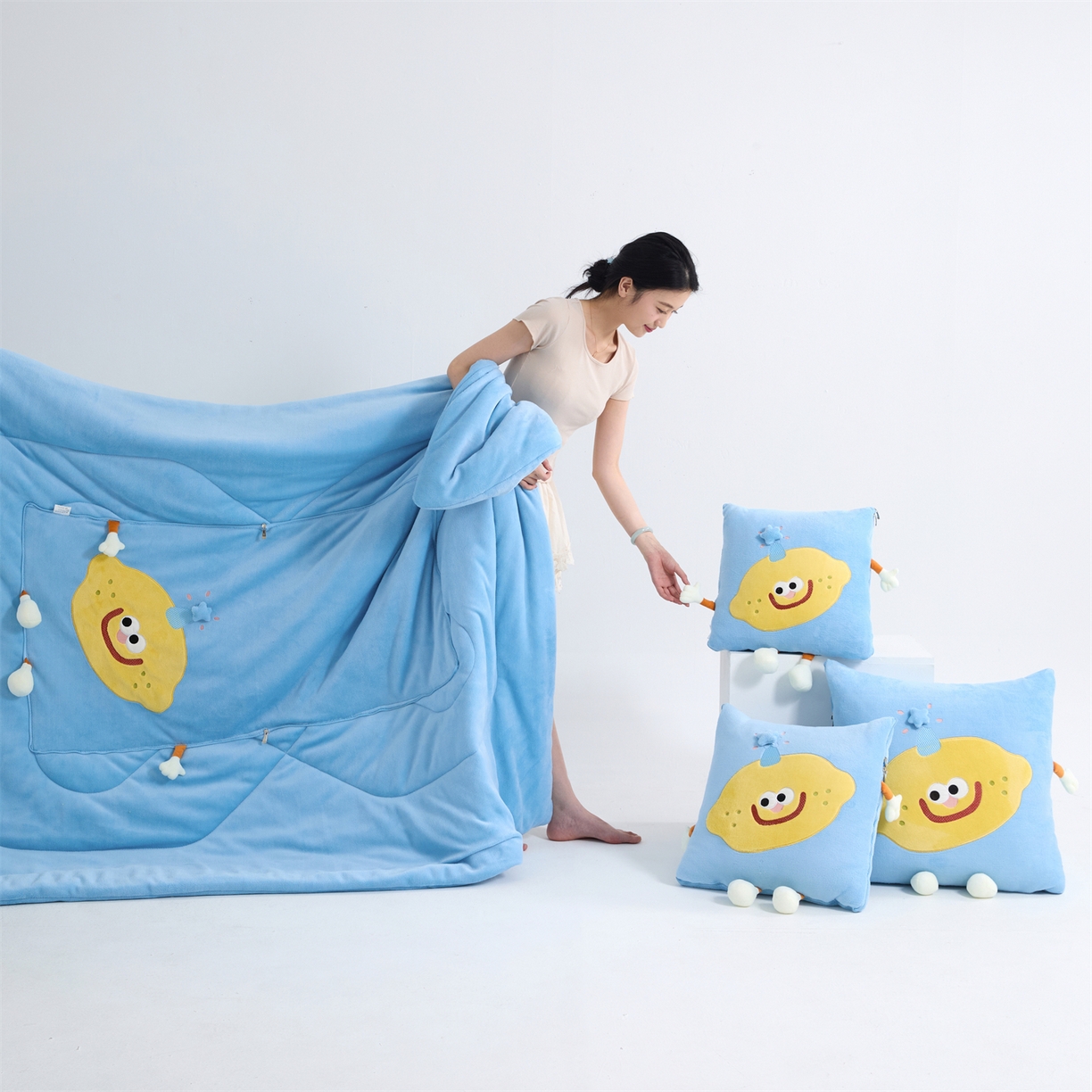 91家纺网 家纺一手货源 找家纺 （总）照世家纺 2025新款牛奶绒抗菌棉mango款抱枕被