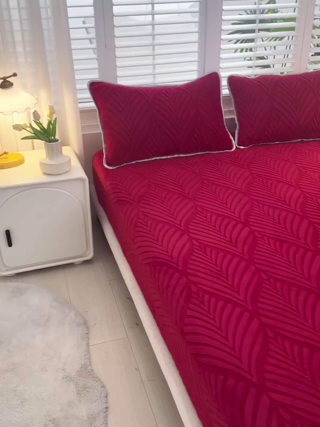 91家纺网 家纺一手货源 找家纺 推推家纺 2025新款雕花加厚牛奶绒床笠 枫叶偏偏-酒红