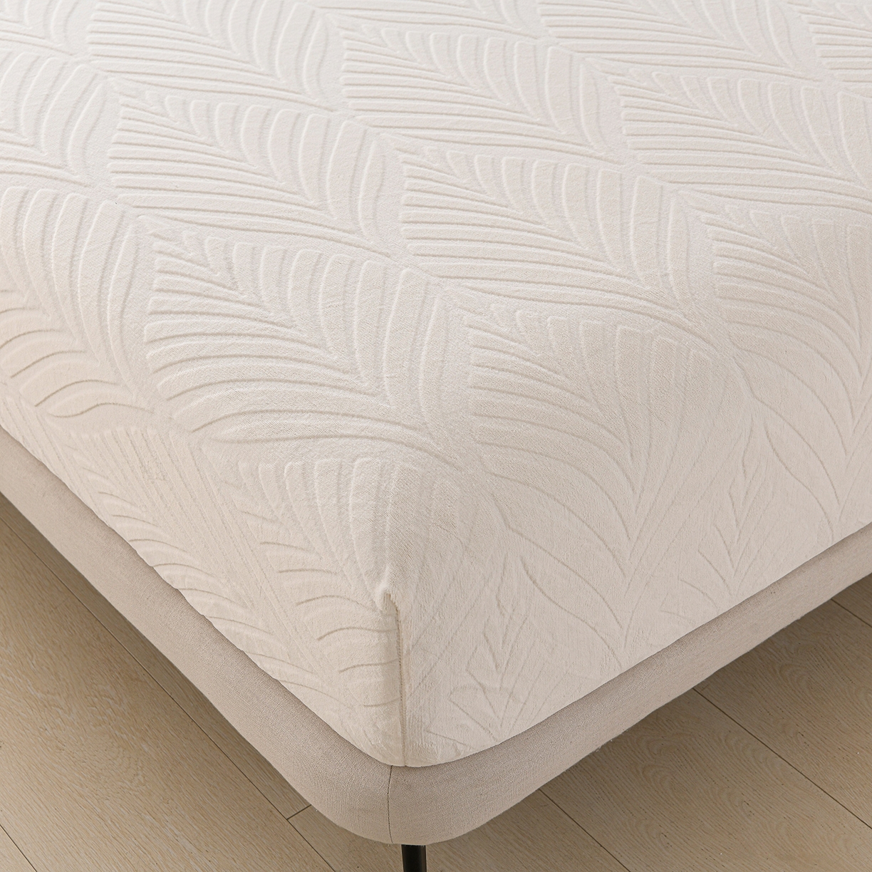 91家纺网 家纺一手货源 找家纺 推推家纺 2025新款雕花加厚牛奶绒床笠 枫叶偏偏-米白