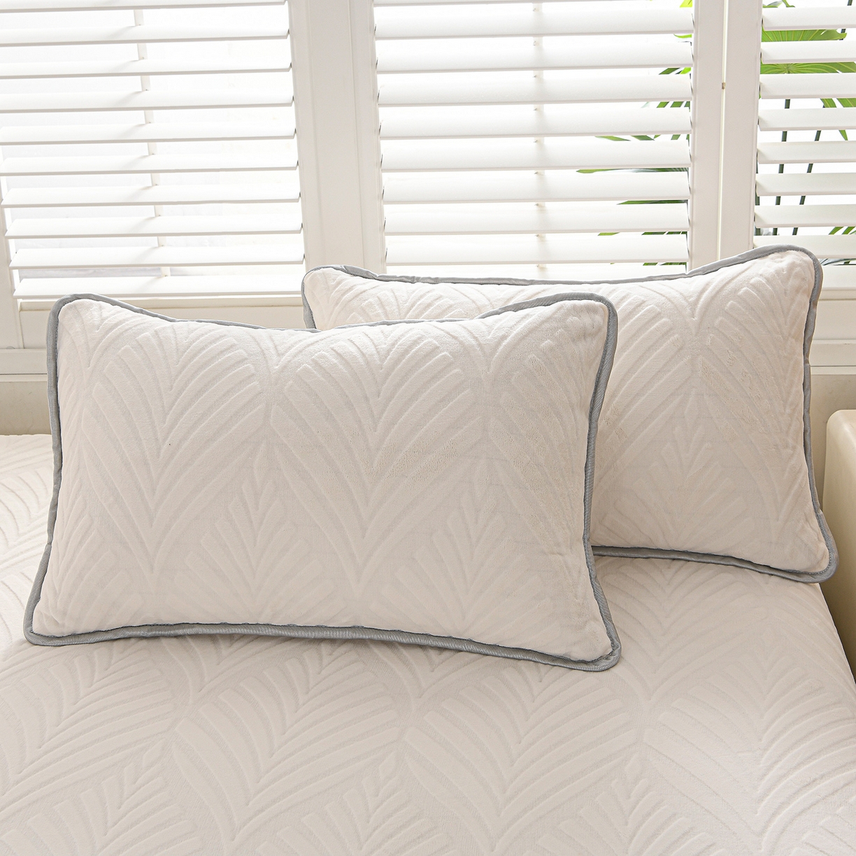 91家纺网 家纺一手货源 找家纺 推推家纺 2025新款雕花加厚牛奶绒床笠 枫叶偏偏-米白