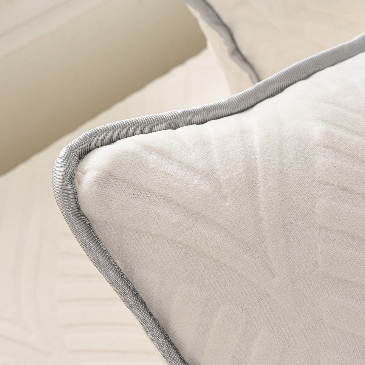 91家纺网 家纺一手货源 找家纺 推推家纺 2025新款雕花加厚牛奶绒床笠 枫叶偏偏-米白