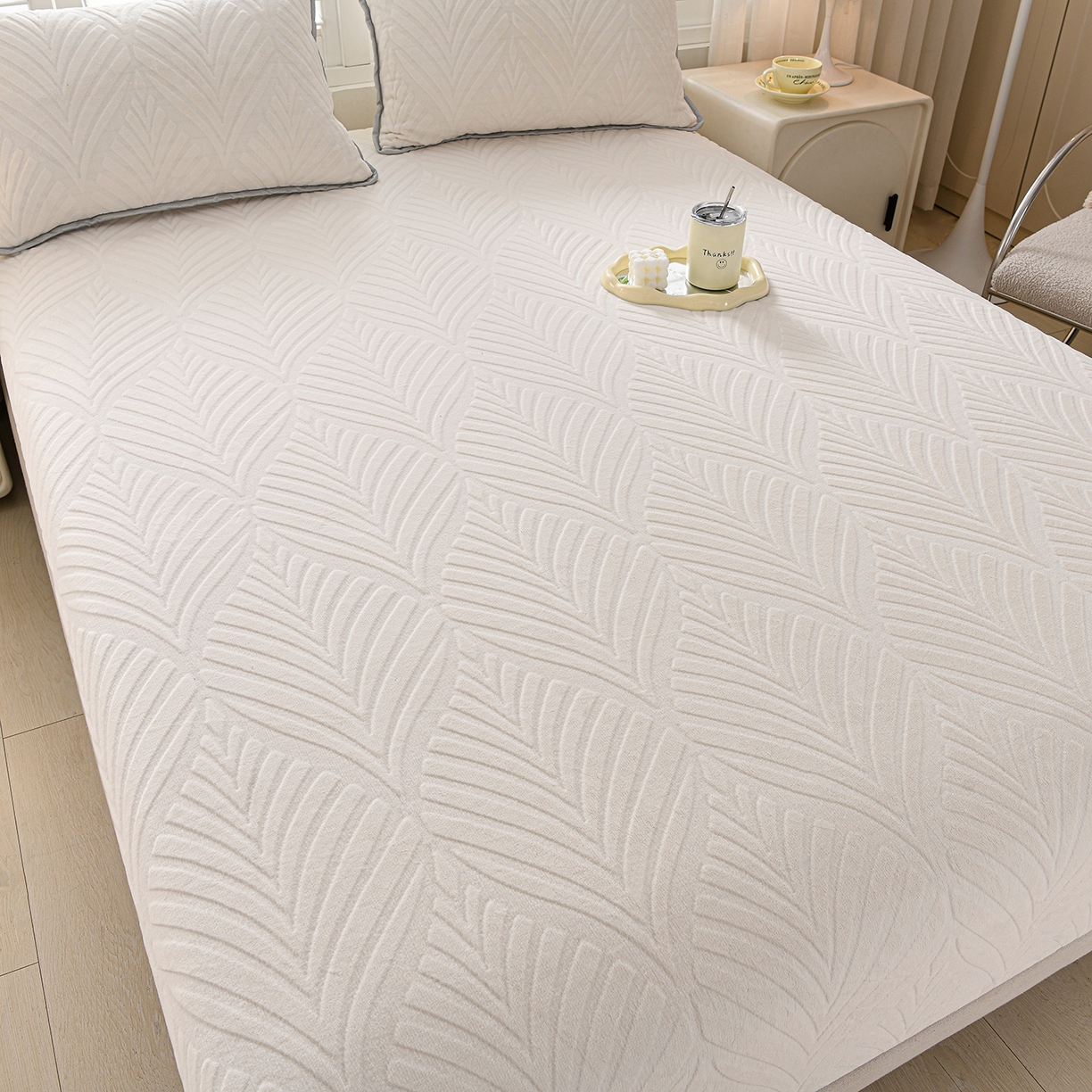 91家纺网 家纺一手货源 找家纺 推推家纺 2025新款雕花加厚牛奶绒床笠 枫叶偏偏-米白