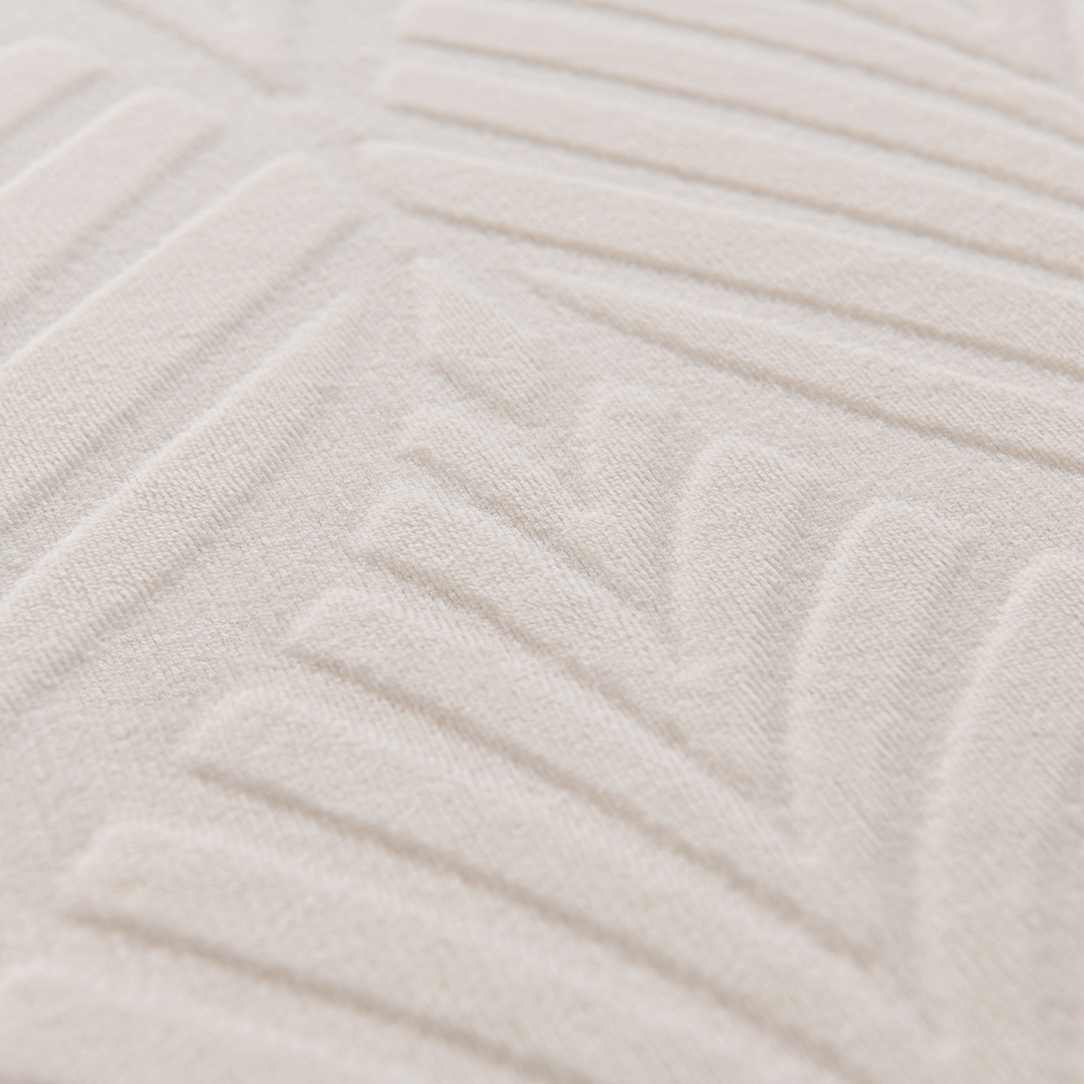 91家纺网 家纺一手货源 找家纺 推推家纺 2025新款雕花加厚牛奶绒床笠 枫叶偏偏-米白