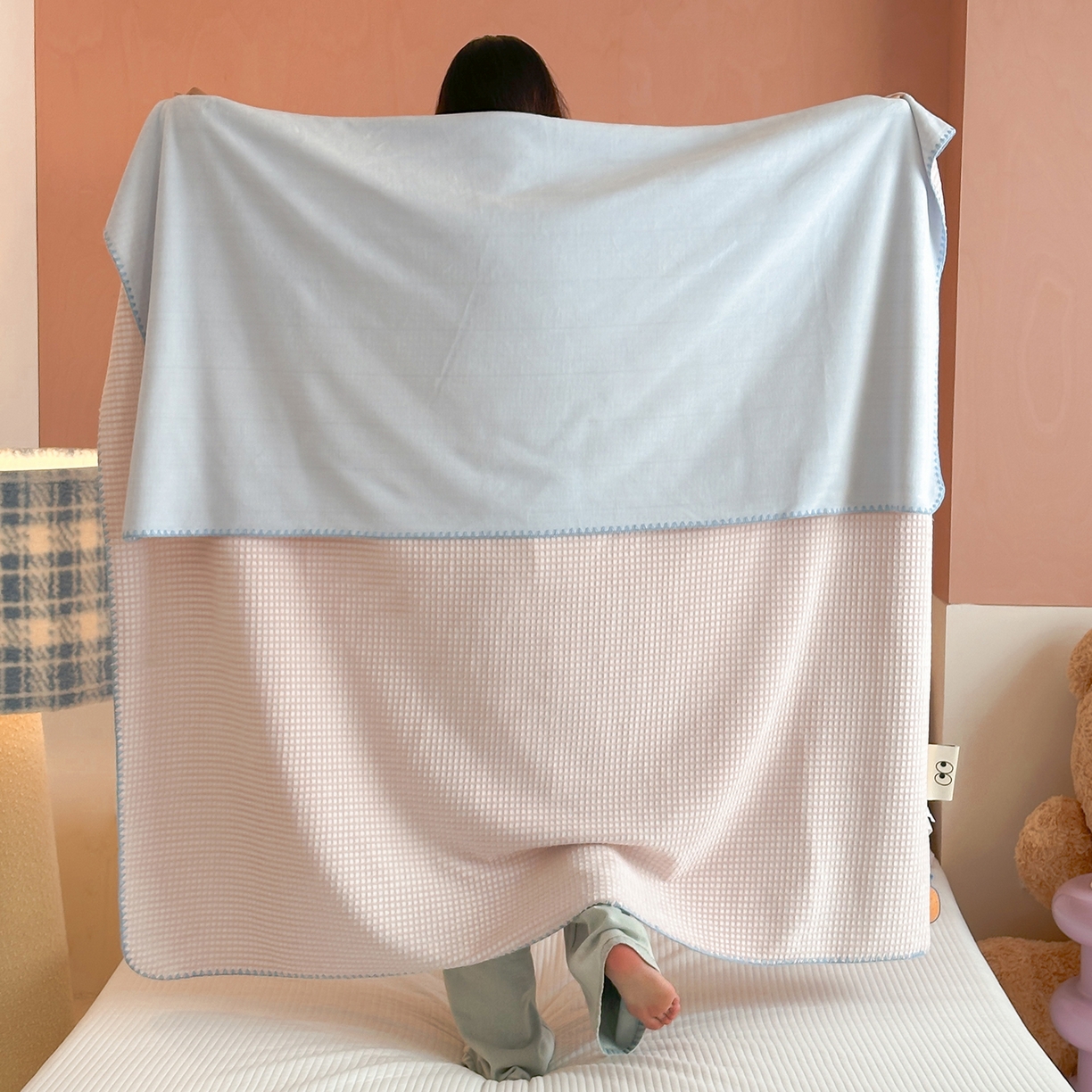 91家纺网 家纺一手货源 找家纺 （总）桃子家居 2025新款A类ins菠萝毯全消光烂花撞色华夫格三角针工艺加厚牛奶绒毛毯多功能毯