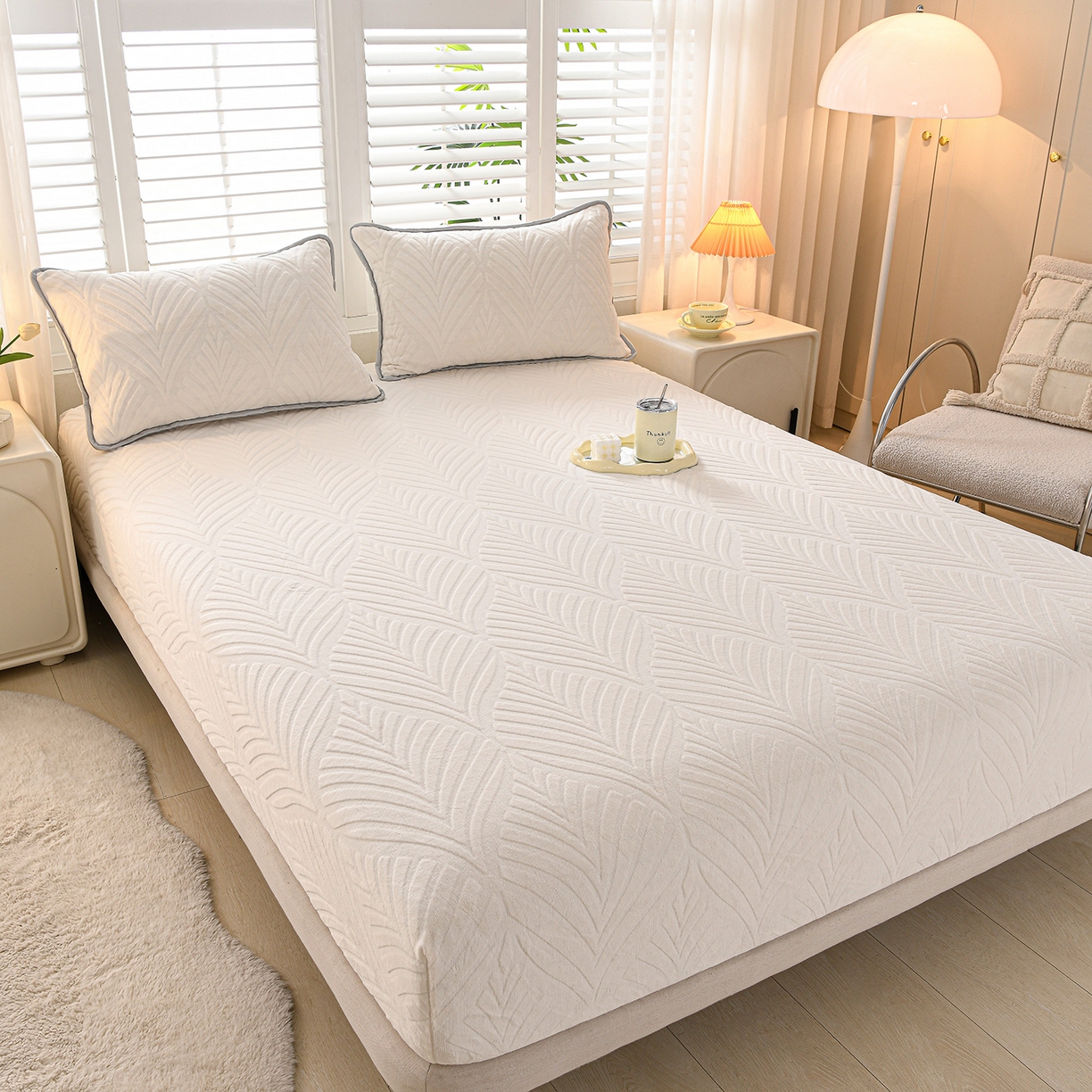 91家纺网 家纺一手货源 找家纺 推推家纺 2025新款雕花加厚牛奶绒床笠 枫叶偏偏-米白