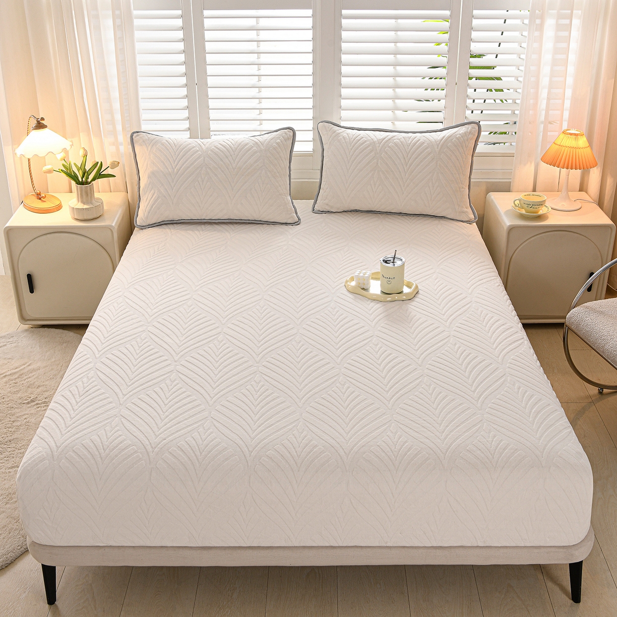 91家纺网 家纺一手货源 找家纺 推推家纺 2025新款雕花加厚牛奶绒床笠 枫叶偏偏-米白