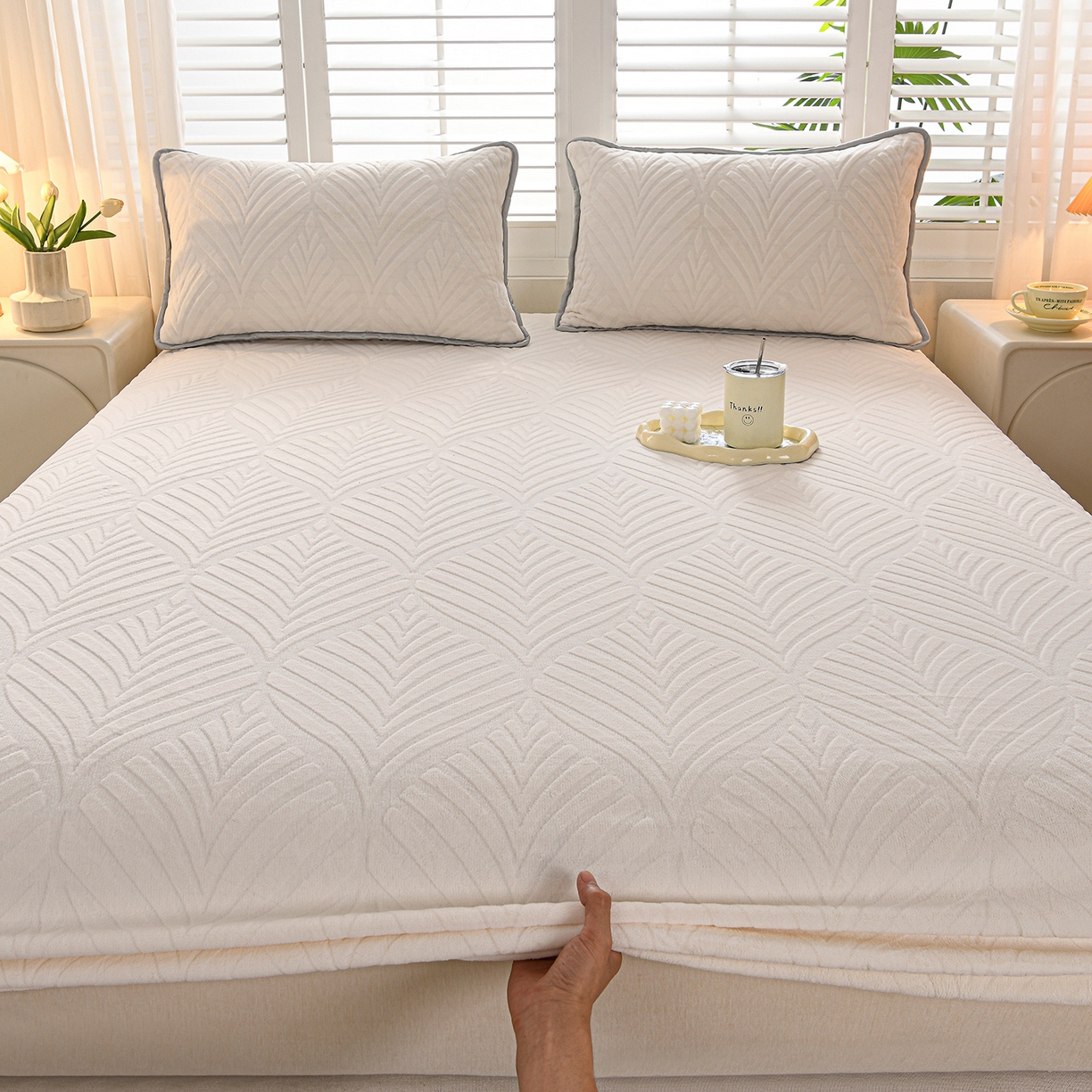 91家纺网 家纺一手货源 找家纺 推推家纺 2025新款雕花加厚牛奶绒床笠 枫叶偏偏-米白