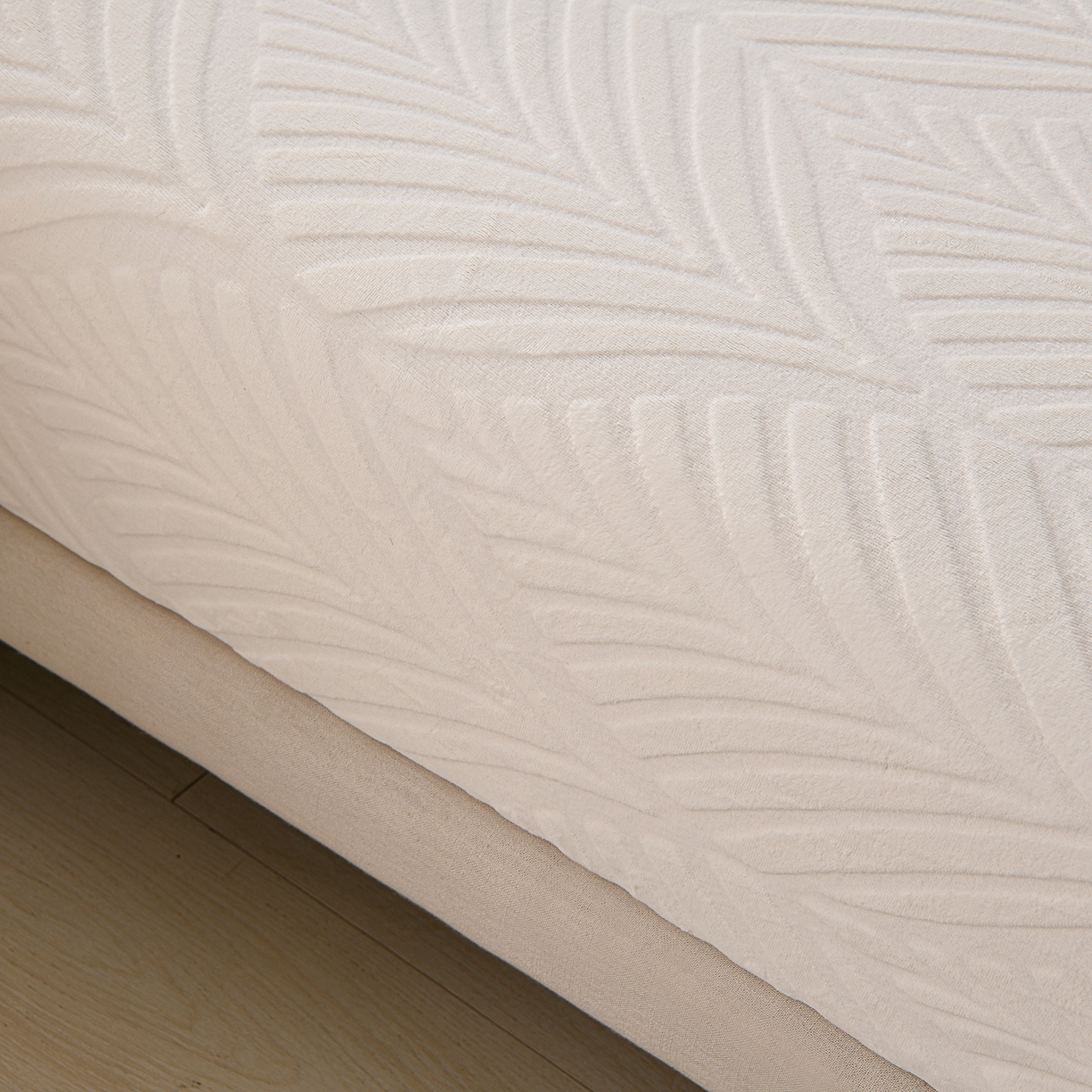 91家纺网 家纺一手货源 找家纺 推推家纺 2025新款雕花加厚牛奶绒床笠 枫叶偏偏-米白