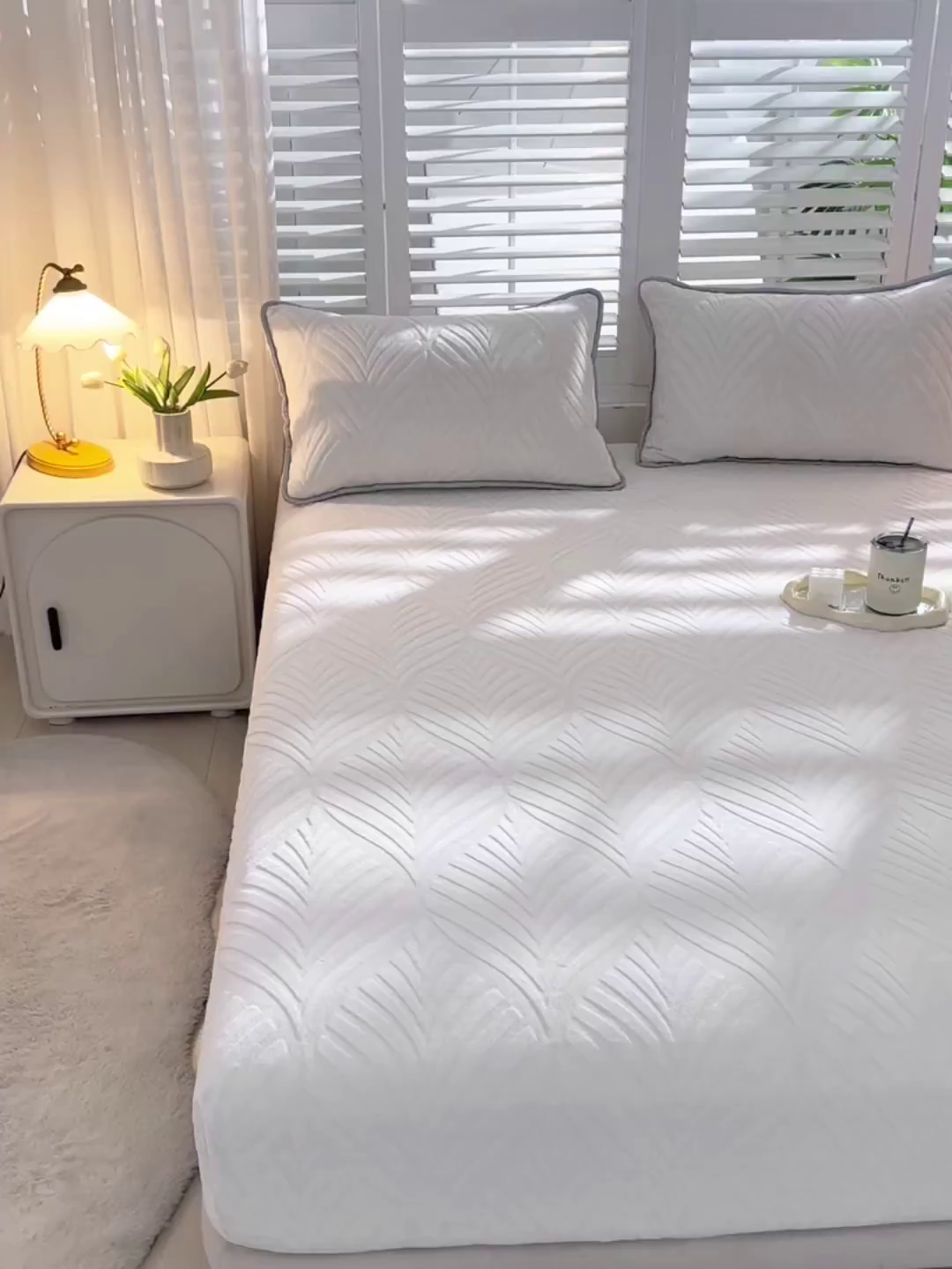 91家纺网 家纺一手货源 找家纺 推推家纺 2025新款雕花加厚牛奶绒床笠 枫叶偏偏-米白