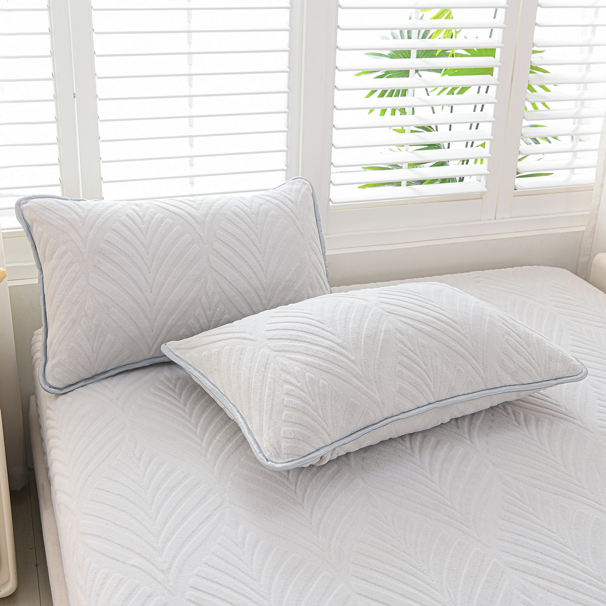 91家纺网 家纺一手货源 找家纺 推推家纺 2025新款雕花加厚牛奶绒床笠 枫叶偏偏-浅灰