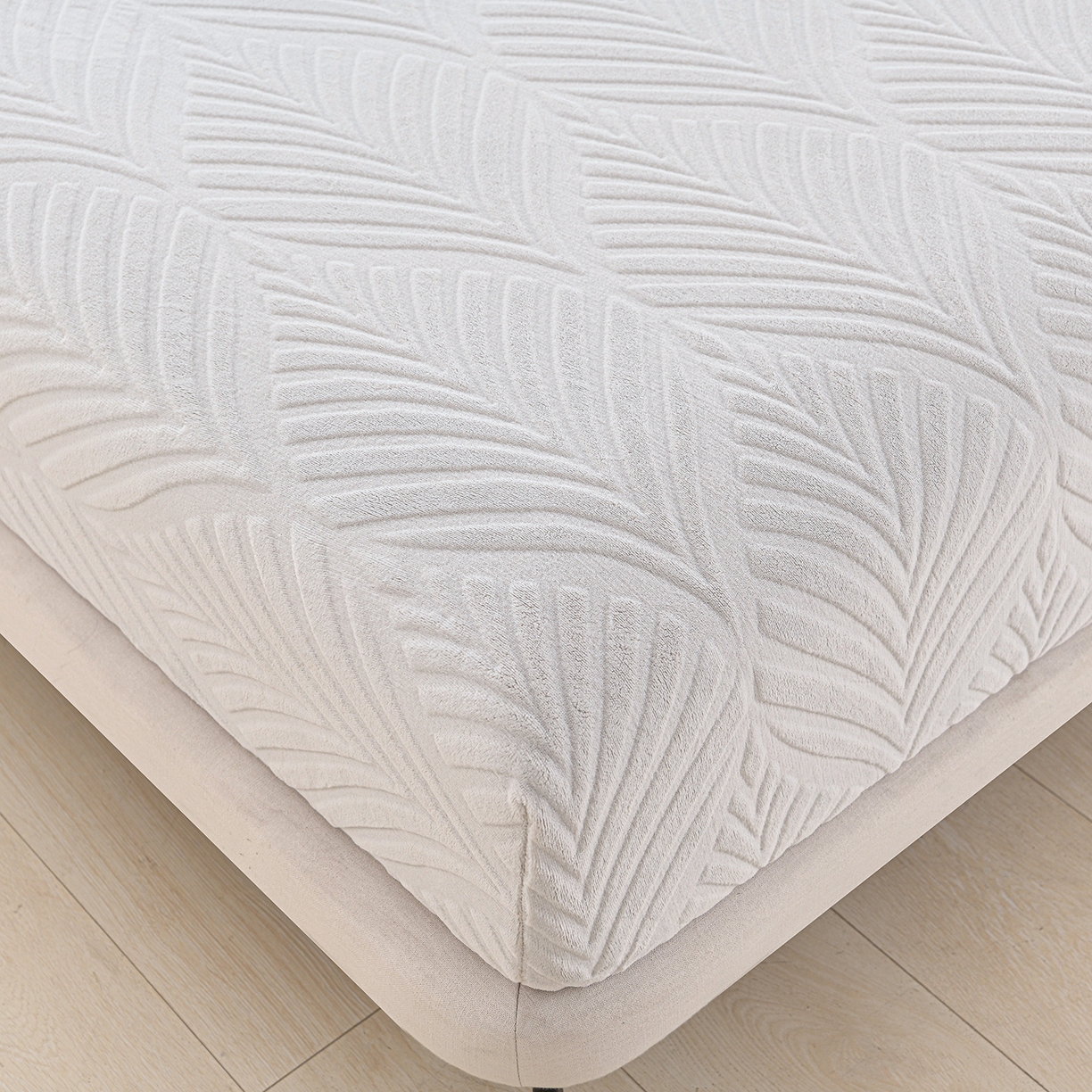 91家纺网 家纺一手货源 找家纺 推推家纺 2025新款雕花加厚牛奶绒床笠 枫叶偏偏-浅灰