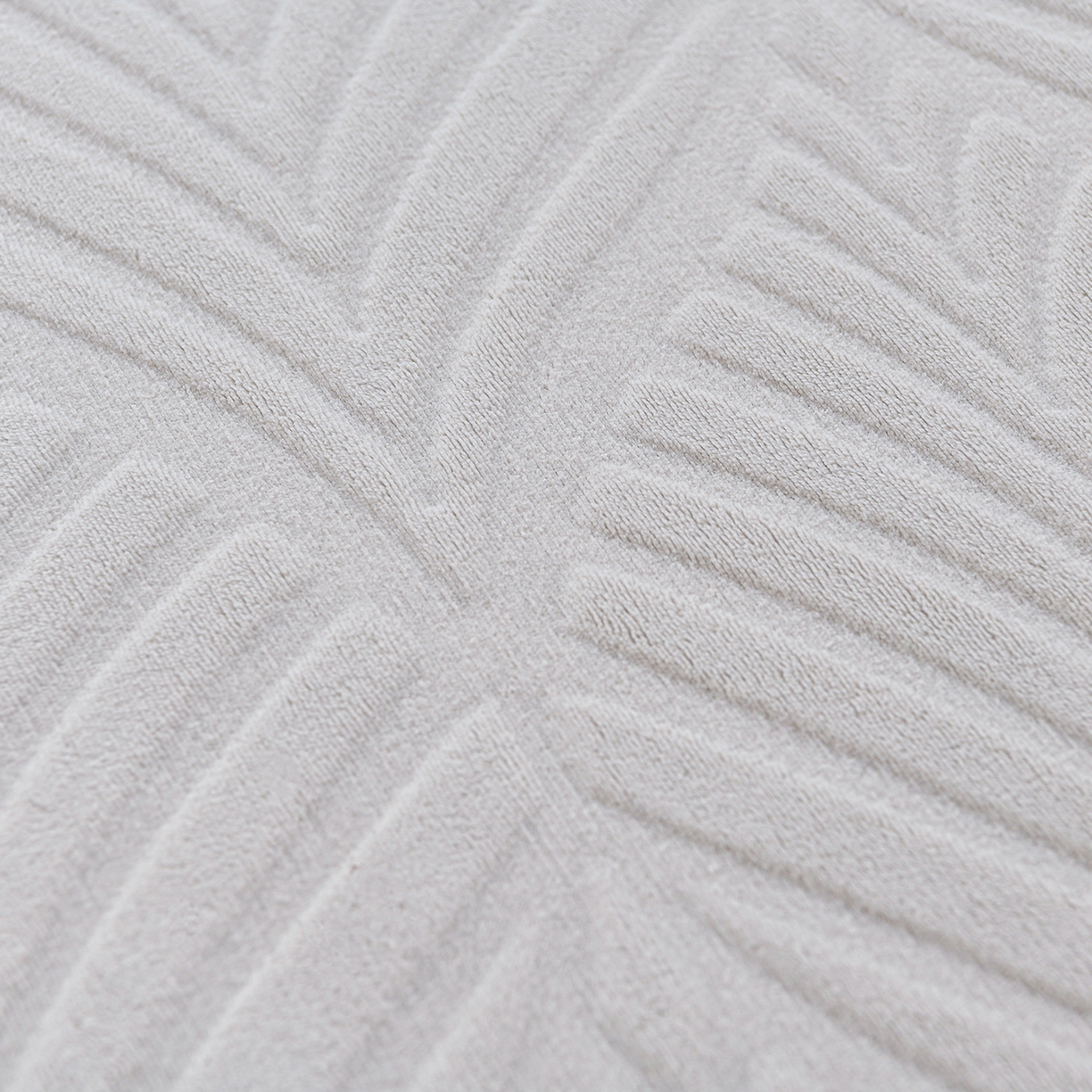 91家纺网 家纺一手货源 找家纺 推推家纺 2025新款雕花加厚牛奶绒床笠 枫叶偏偏-浅灰