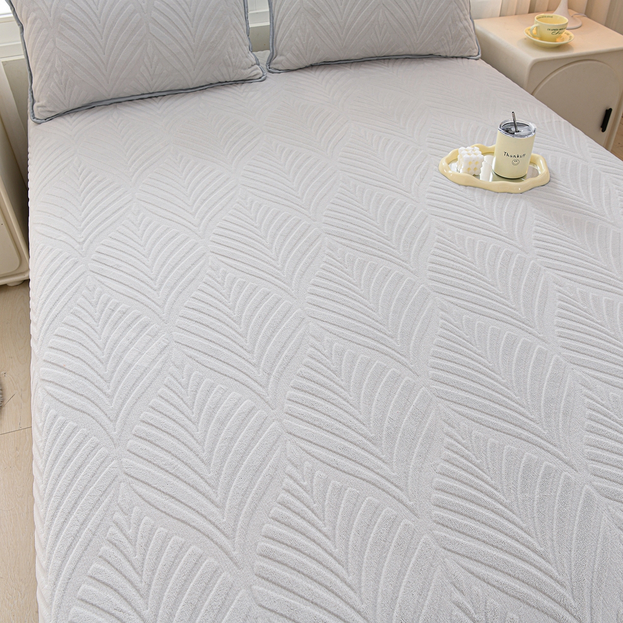 91家纺网 家纺一手货源 找家纺 推推家纺 2025新款雕花加厚牛奶绒床笠 枫叶偏偏-浅灰