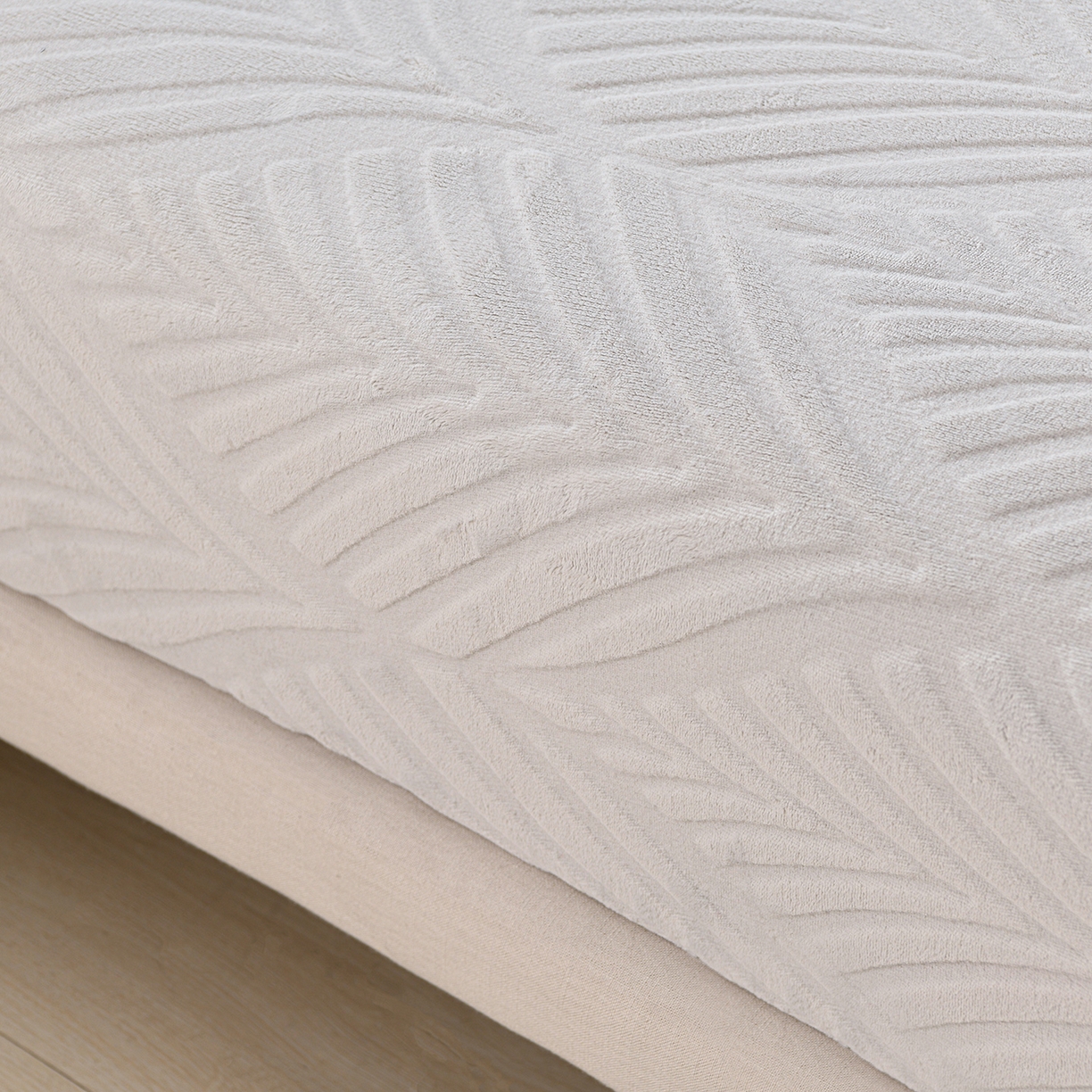 91家纺网 家纺一手货源 找家纺 推推家纺 2025新款雕花加厚牛奶绒床笠 枫叶偏偏-浅灰