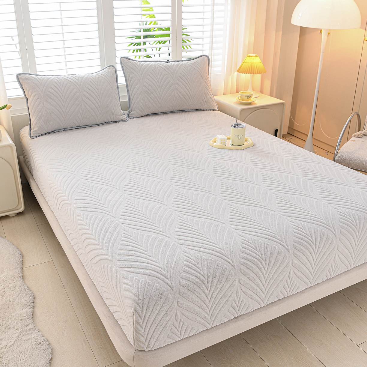 91家纺网 家纺一手货源 找家纺 推推家纺 2025新款雕花加厚牛奶绒床笠 枫叶偏偏-浅灰