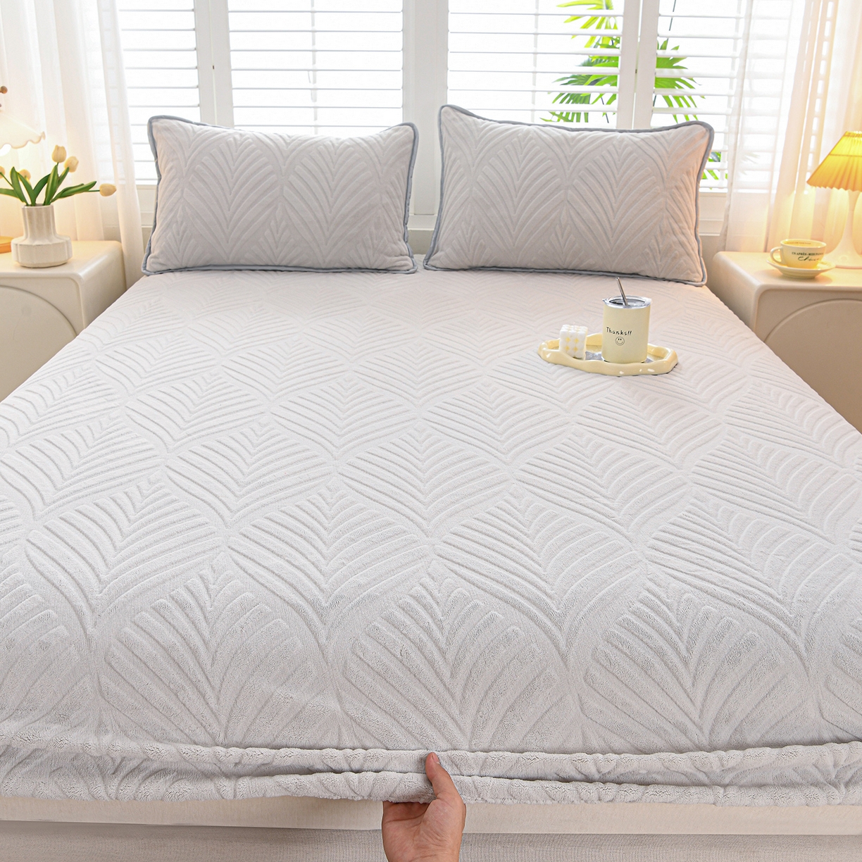 91家纺网 家纺一手货源 找家纺 推推家纺 2025新款雕花加厚牛奶绒床笠 枫叶偏偏-浅灰