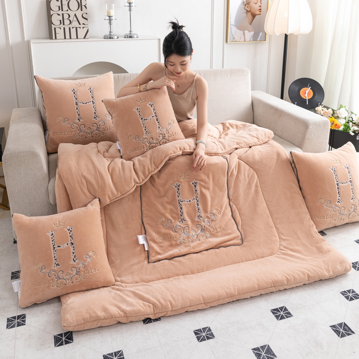 91家纺网 家纺一手货源 找家纺 （总）照世家纺 2025新款牛奶绒简约复古款抱枕被