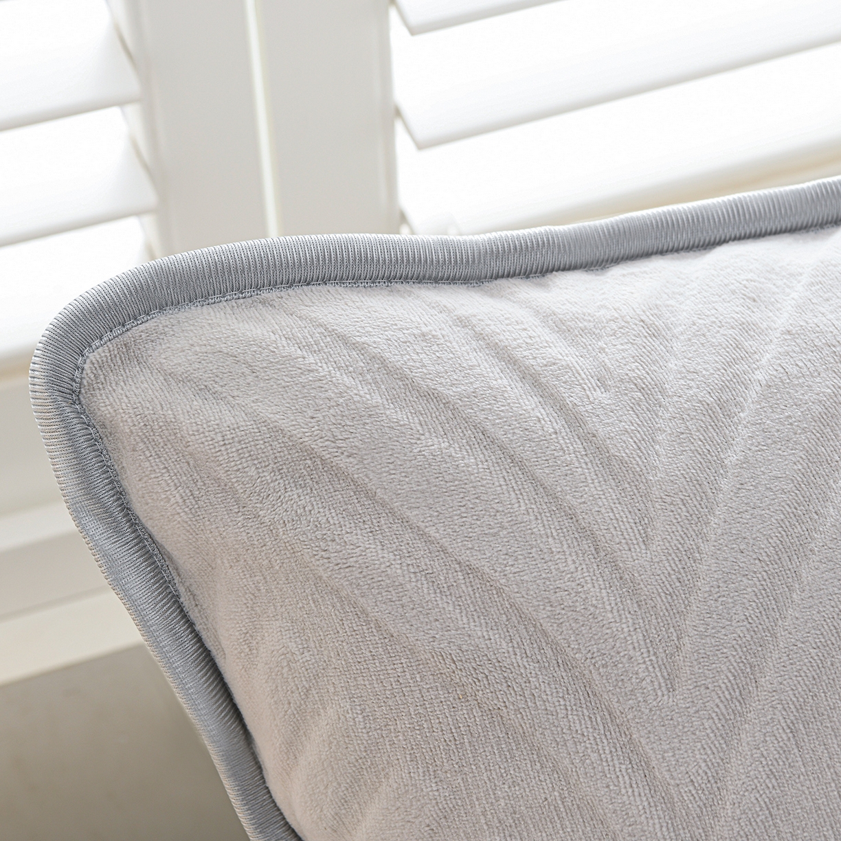 91家纺网 家纺一手货源 找家纺 推推家纺 2025新款雕花加厚牛奶绒床笠 枫叶偏偏-浅灰