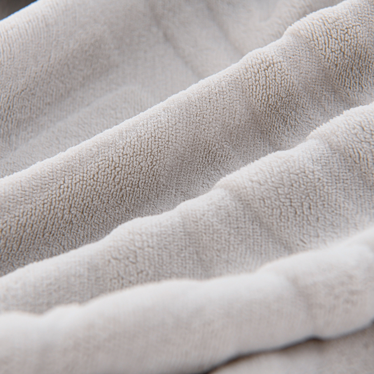 91家纺网 家纺一手货源 找家纺 推推家纺 2025新款雕花加厚牛奶绒床笠 枫叶偏偏-浅灰