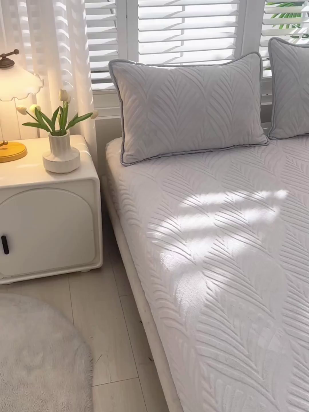 91家纺网 家纺一手货源 找家纺 推推家纺 2025新款雕花加厚牛奶绒床笠 枫叶偏偏-浅灰