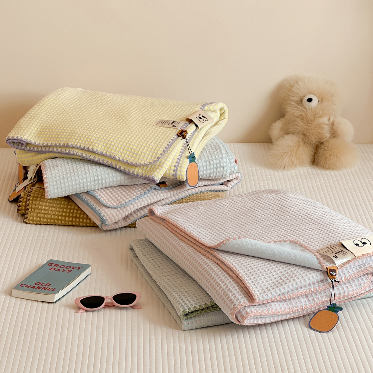 91家纺网 家纺一手货源 找家纺 桃子家居 2025新款A类ins菠萝毯全消光烂花撞色华夫格三角针工艺加厚牛奶绒毛毯多功能毯 组合图仅供展示不可下单