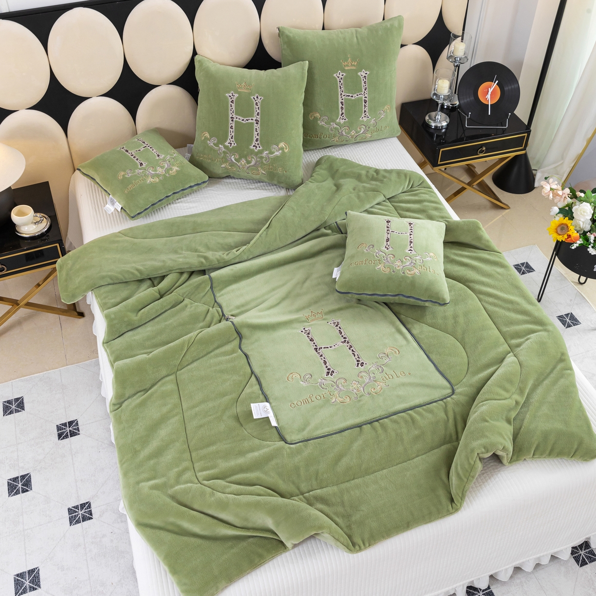 91家纺网 家纺一手货源 找家纺 照世家纺 2025新款牛奶绒简约复古款抱枕被 草绿