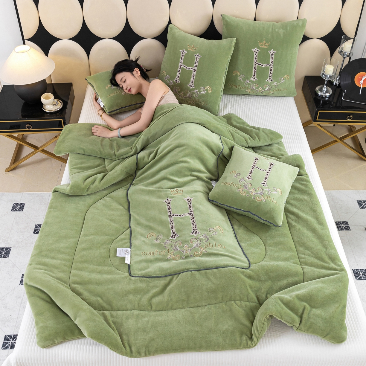 91家纺网 家纺一手货源 找家纺 照世家纺 2025新款牛奶绒简约复古款抱枕被 草绿